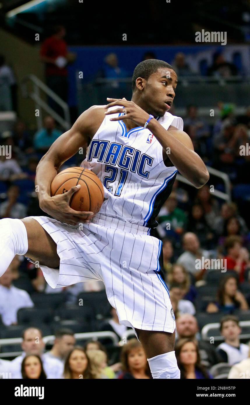 Orlando Magic's Moe Harkless (21) grabs a rebound during the first half of an NBA basketball game against the Detroit Pistons, Wednesday,Nov. 21, 2012, in Orlando, Fla. (AP Photo/John Raoux) Stockfoto