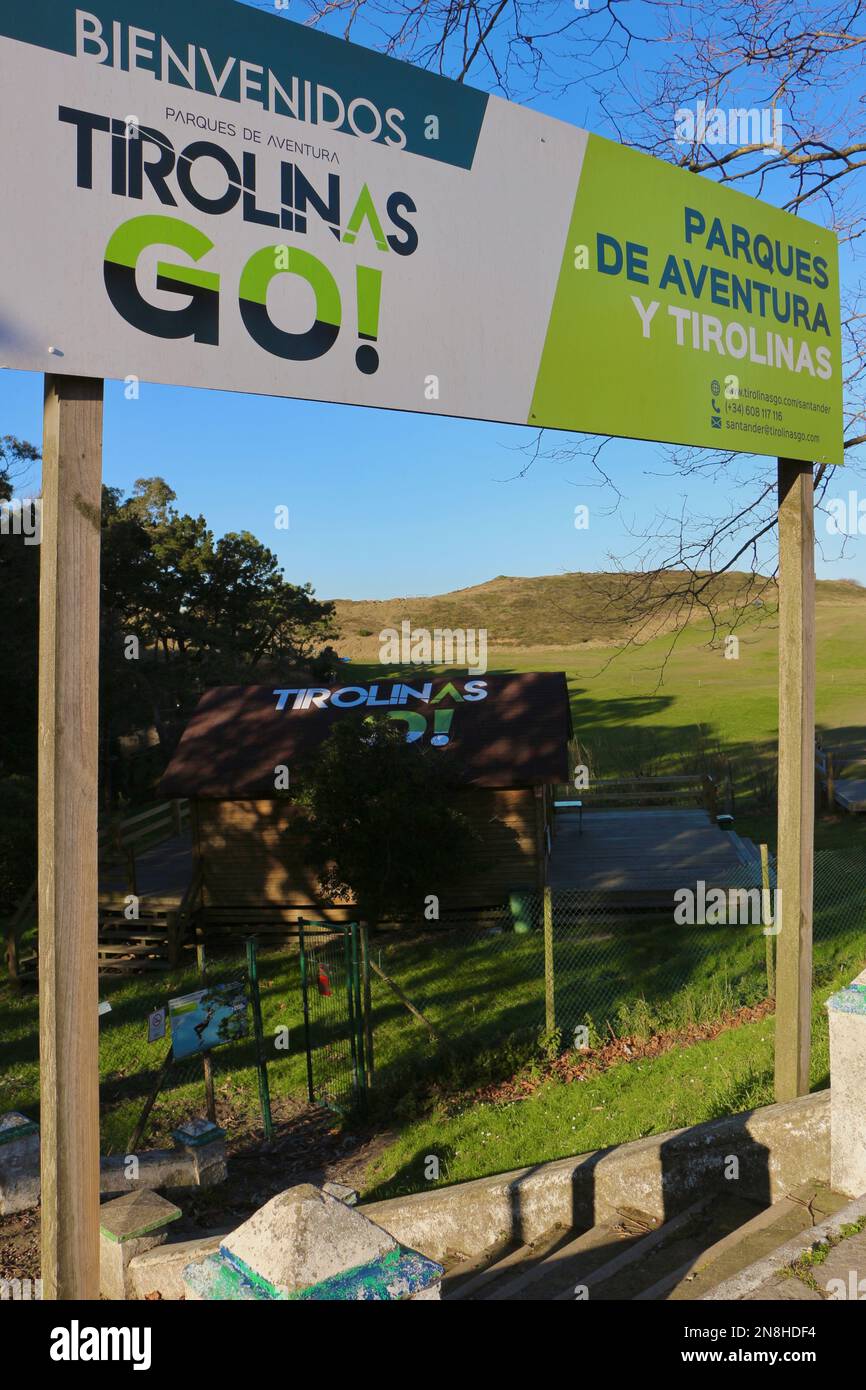 Schild am Eingang zu einem Park mit Seilbahn durch Bäume Tirolinas Go! Santander Cantabria Spanien Stockfoto