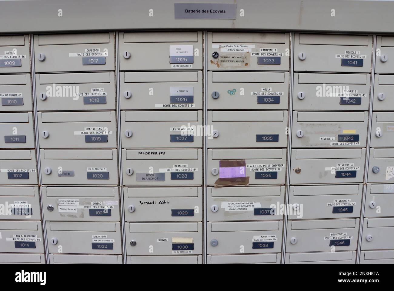 Briefkästen im Dorf nahe Villar sur Ollon Januar 2023 Stockfoto