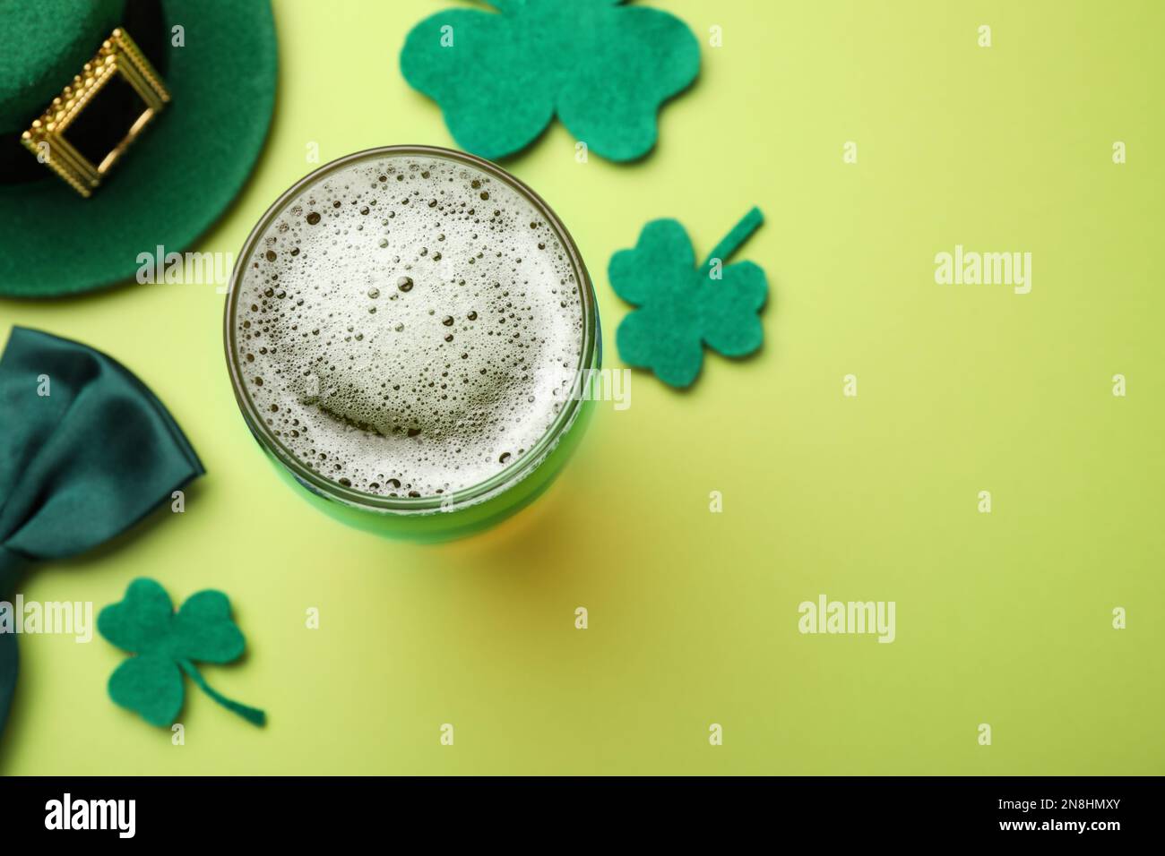 Bier und St. Patrick's Day Dekor auf grünem Hintergrund, flach gelegen. Platz für Text Stockfoto