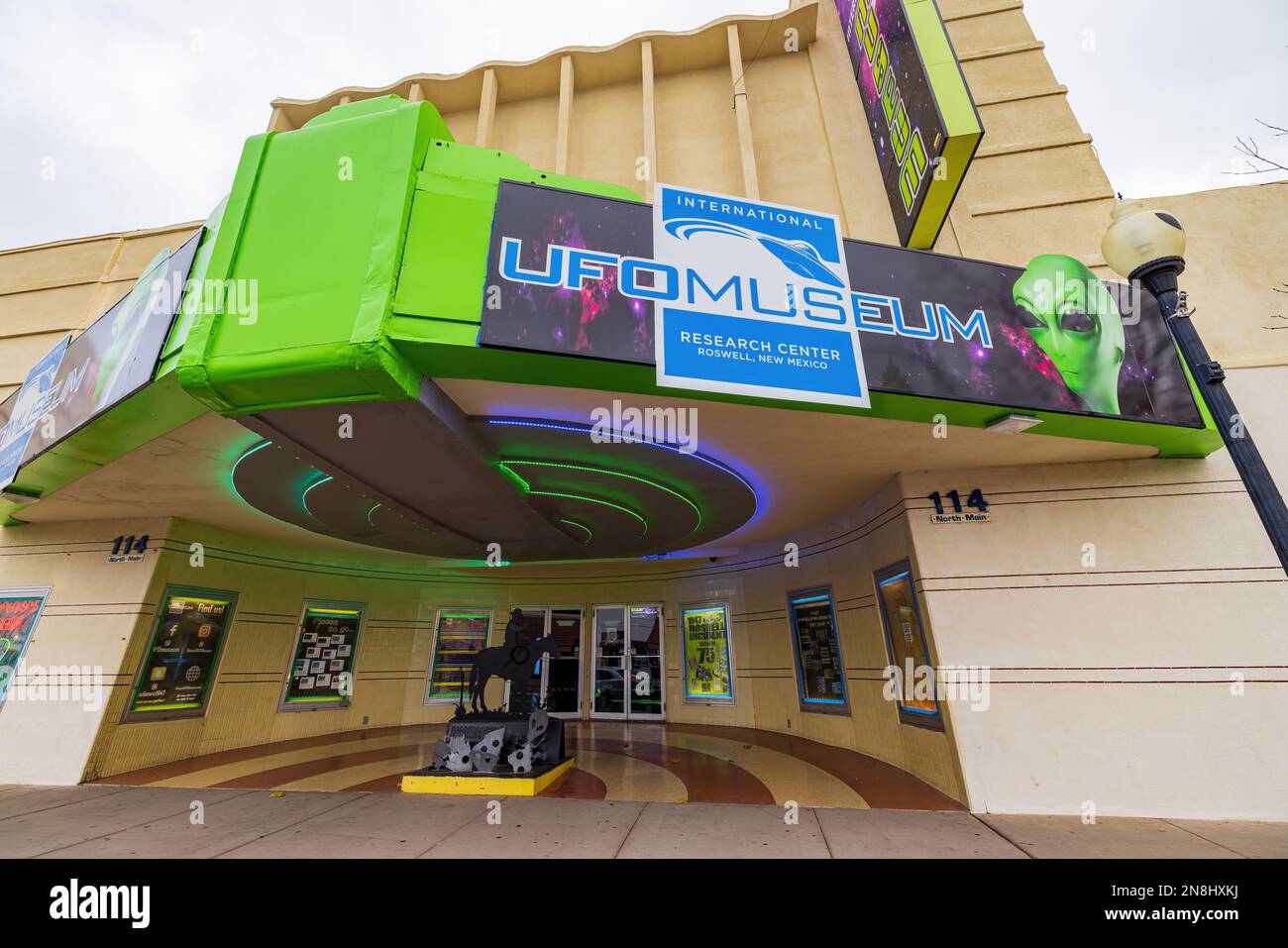 New Mexico, NOV. 24 2022 - Außenansicht des International UFO Museum and Research Center and Gift Shop Stockfoto