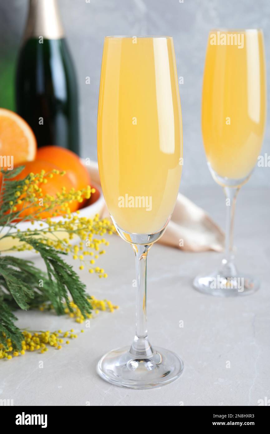 Gläser Mimosa-Cocktail auf einem hellen Tisch Stockfoto