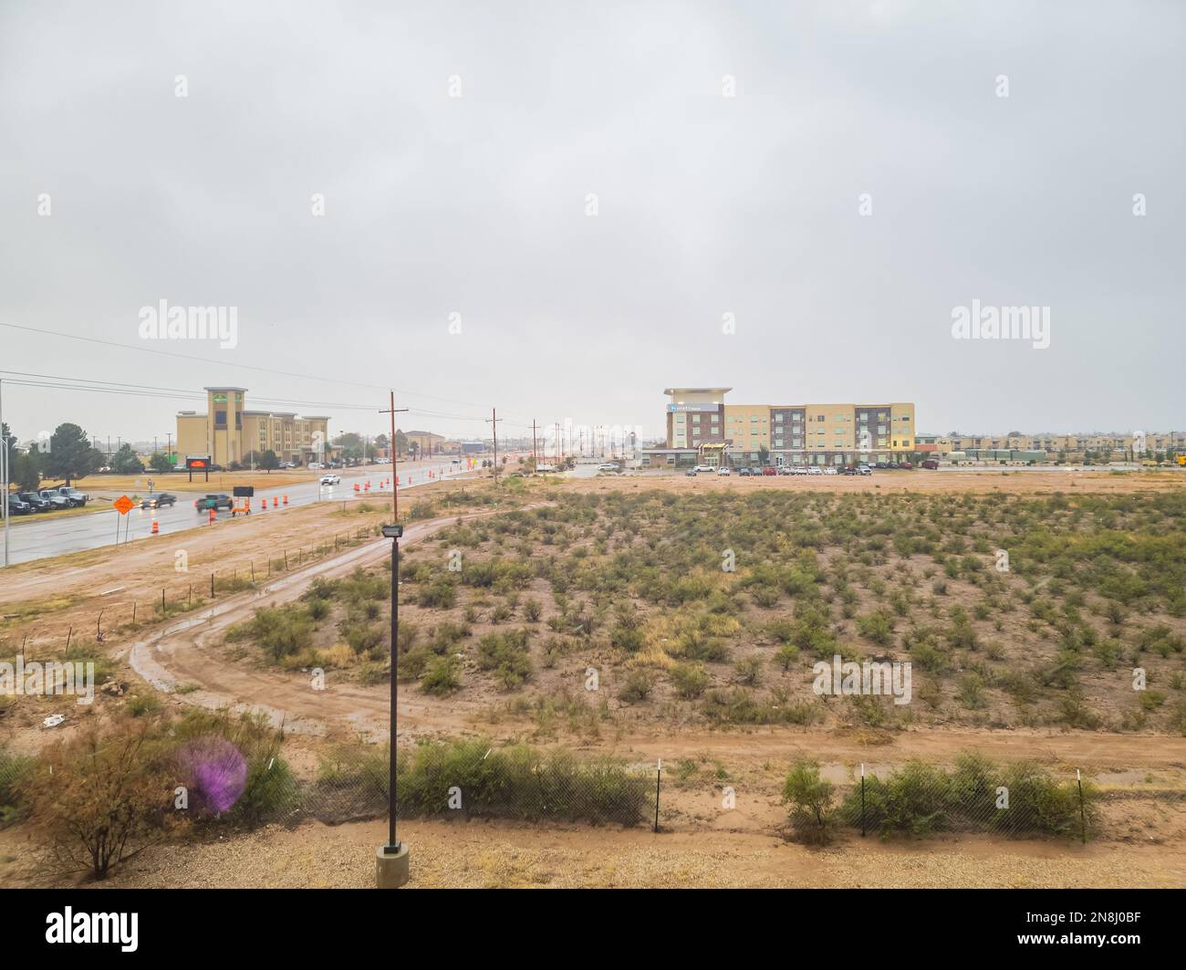 New Mexico, NOV. 25 2022 - Erleben Sie das ruhige Winterwunderland von oben mit einem Blick aus einem hohen Winkel auf das Hyatt House Stockfoto