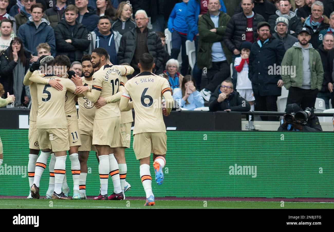 London, Großbritannien. 11. Februar 2023. Joao Felix aus Chelsea (11) feiert, nachdem er mit seinen Teamkollegen das 1. Tor seiner Teams erzielt hat. Spiel der Premier League, West Ham Utd gegen Chelsea im London Stadium, Queen Elizabeth Olympic Park in London am Samstag, den 11. Februar 2023 . Dieses Bild darf nur zu redaktionellen Zwecken verwendet werden. Redaktionelle Verwendung nur Bild von Sandra Mailer/Andrew Orchard Sports Photography/Alamy Live News Credit: Andrew Orchard Sports Photography/Alamy Live News Stockfoto