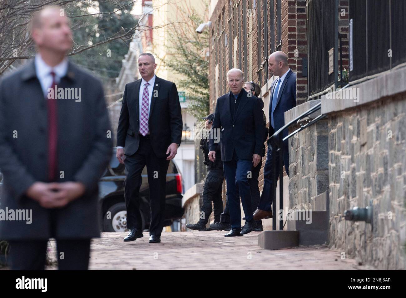 Washington DC, USA. 11. Februar 2023. US-Präsident Joe Biden verlässt den Gottesdienst am 11. Februar 2023 an der Holy Trinity Catholic Church in Washington, DC. Chris Kleponis - Pool über CNP US-Präsident Joe Biden und First Lady Dr. Jill Biden begrüßen Gouverneure und ihre Ehepartner zum Abendessen im Weißen Haus während der Wintersitzung der National Governors Association in Washington, DC am 11. Februar 2023. Kredit: Chris Kleponis / Pool über CNP Kredit: Abaca Press/Alamy Live News Stockfoto