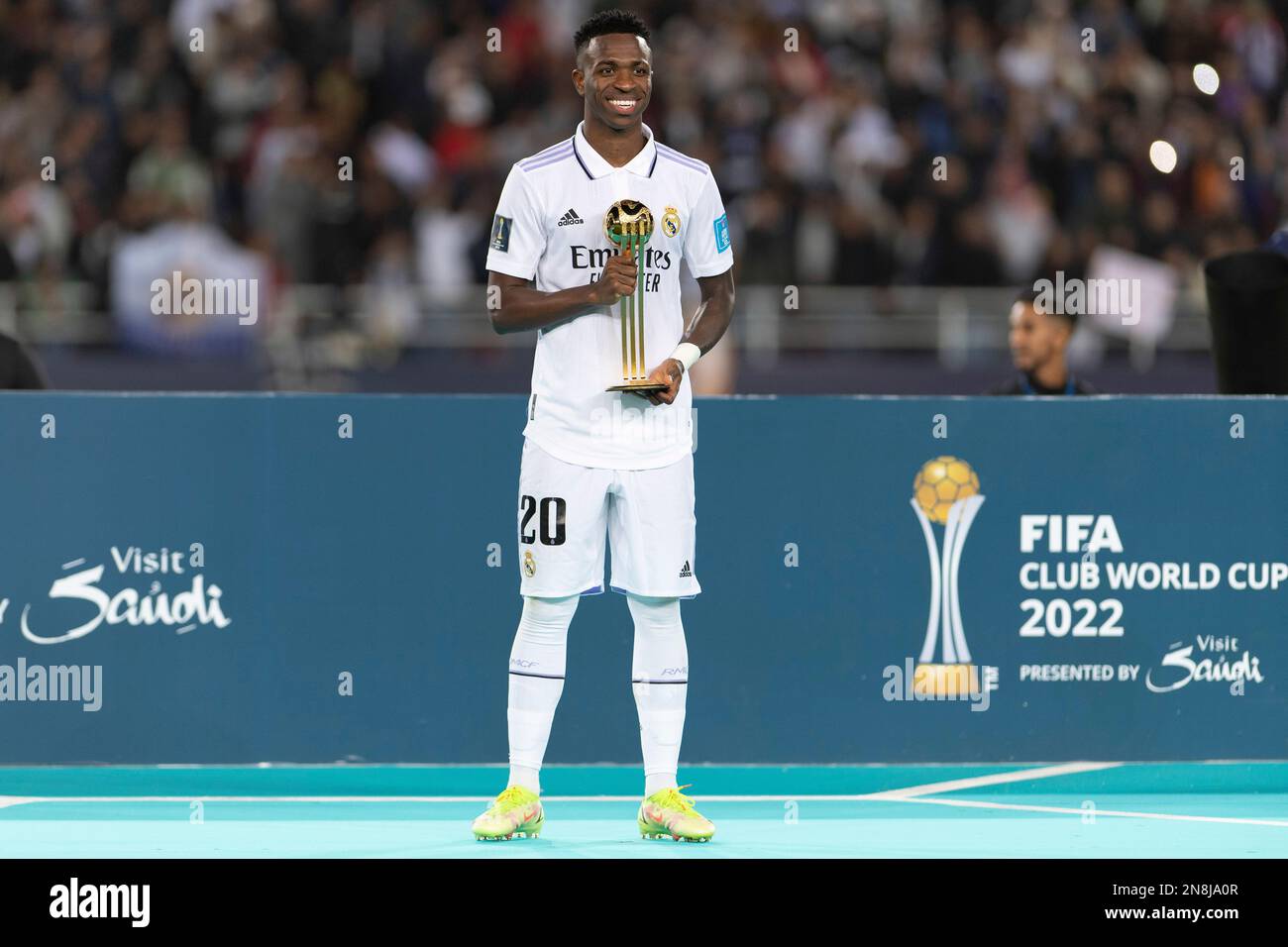 Rabat, Marokko. 11. Februar 2023. Prince Moulay Abdellah Stadium Vini Jr von Real Madrid mit der Trophäe „Ballon d'Or“ nach dem Spiel zwischen Real Madrid und Al Hilal (Madrid gewann 5-3), gültig für das Finale der FIFA Club-Weltmeisterschaft 2022 im Prince Moulay Abdellah Stadium in Rabat, Marokko (Richard Callis/SPP) Guthaben: SPP Sport Press Photo (SPP Sport Presse Foto). Alamy Live News Stockfoto