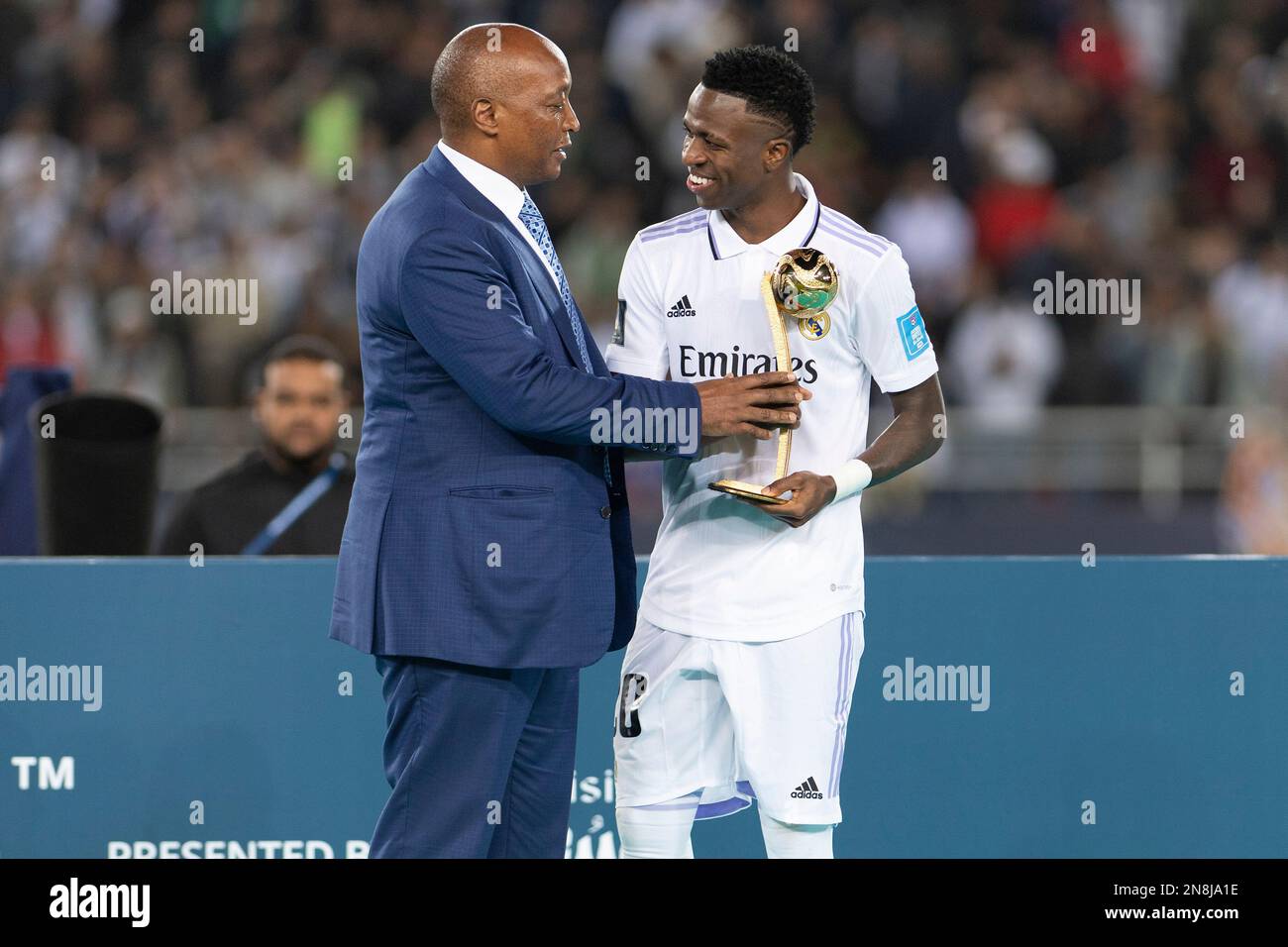 Rabat, Marokko. 11. Februar 2023. Prince Moulay Abdellah Stadium Vini Jr von Real Madrid mit der Trophäe „Ballon d'Or“ nach dem Spiel zwischen Real Madrid und Al Hilal (Madrid gewann 5-3), gültig für das Finale der FIFA Club-Weltmeisterschaft 2022 im Prince Moulay Abdellah Stadium in Rabat, Marokko (Richard Callis/SPP) Guthaben: SPP Sport Press Photo (SPP Sport Presse Foto). Alamy Live News Stockfoto