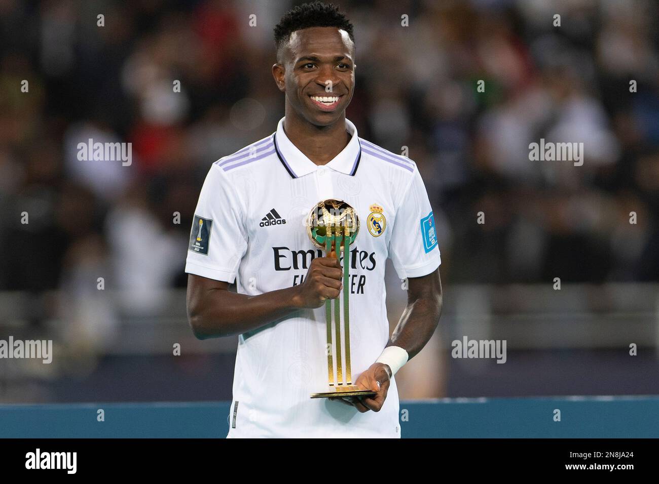 Rabat, Marokko. 11. Februar 2023. Prince Moulay Abdellah Stadium Vini Jr von Real Madrid mit der Trophäe „Ballon d'Or“ nach dem Spiel zwischen Real Madrid und Al Hilal (Madrid gewann 5-3), gültig für das Finale der FIFA Club-Weltmeisterschaft 2022 im Prince Moulay Abdellah Stadium in Rabat, Marokko (Richard Callis/SPP) Guthaben: SPP Sport Press Photo (SPP Sport Presse Foto). Alamy Live News Stockfoto