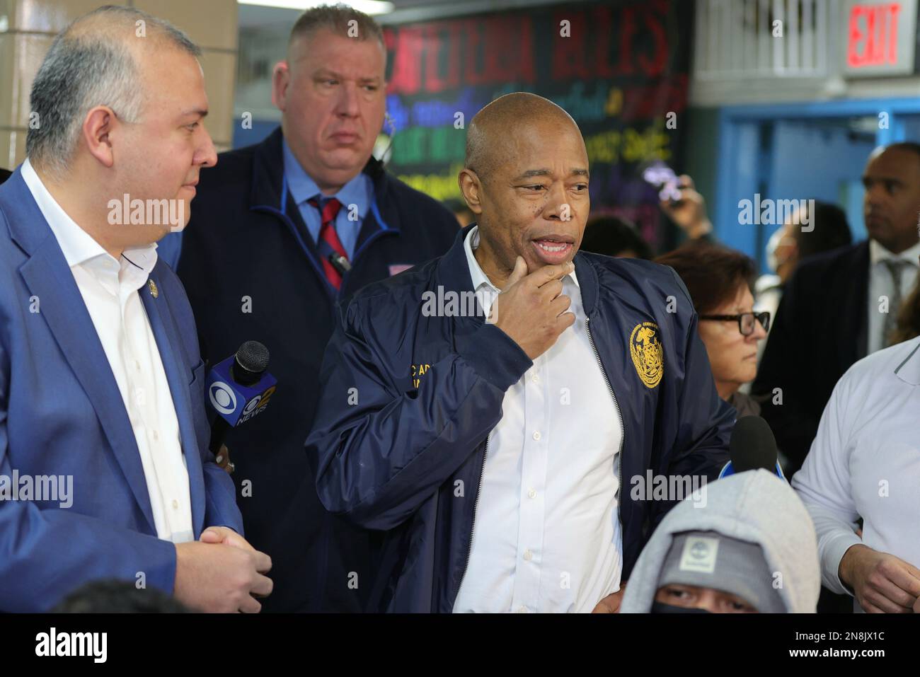 P. S. 20, Anna Silver School, New York, USA, Februar 11, 2023 - New York City Bürgermeister Eric Adams nahm heute an einem Lebensmittel- und Bekleidungsvertrieb für Asylbewerber in New York City Teil. Foto: Luiz Rampelotto/EuropaNewswire-GUTHABEN ERFORDERLICH. Kredit: dpa Picture Alliance/Alamy Live News Stockfoto