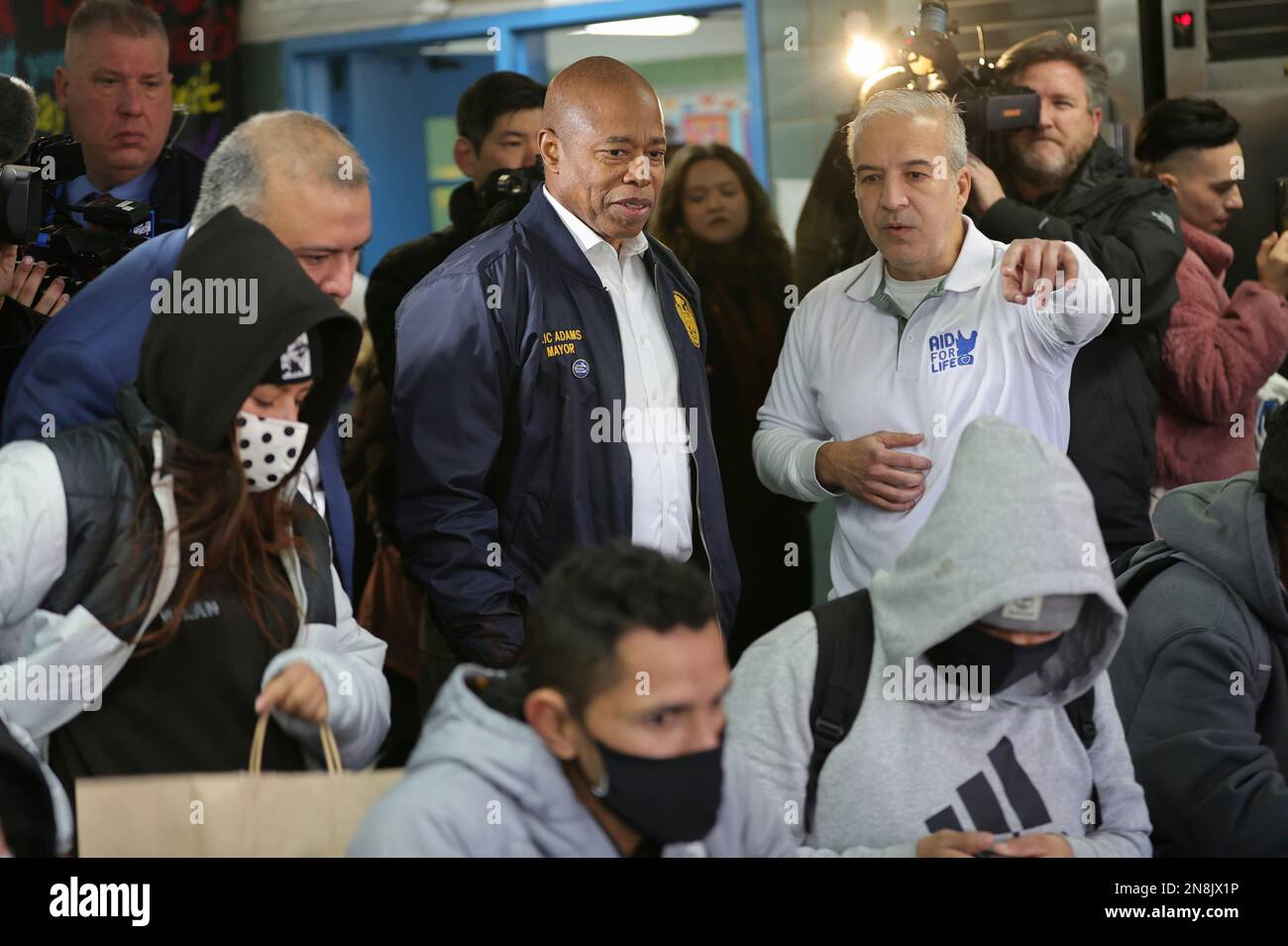 P. S. 20, Anna Silver School, New York, USA, Februar 11, 2023 - New York City Bürgermeister Eric Adams nahm heute an einem Lebensmittel- und Bekleidungsvertrieb für Asylbewerber in New York City Teil. Foto: Luiz Rampelotto/EuropaNewswire-GUTHABEN ERFORDERLICH. Kredit: dpa Picture Alliance/Alamy Live News Stockfoto