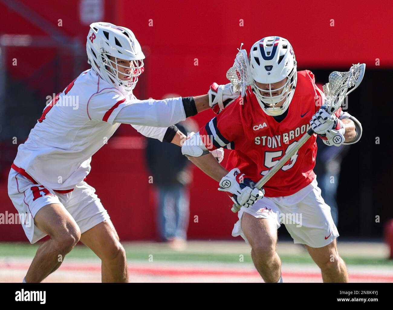 11. Februar 2023: Stony Brook Mittelfeldspieler Caleb Pearson (53) zeigt Rutgers Mittelfeldspieler Andrew Kim (15) während eines NCAA-Lacrosse-Spiels zwischen den Stony Brook Seawolves und den Rutgers Scarlet Knights im SHI Stadium in Piscataway, N.J. Mike Langish/Cal Sport Media Stockfoto