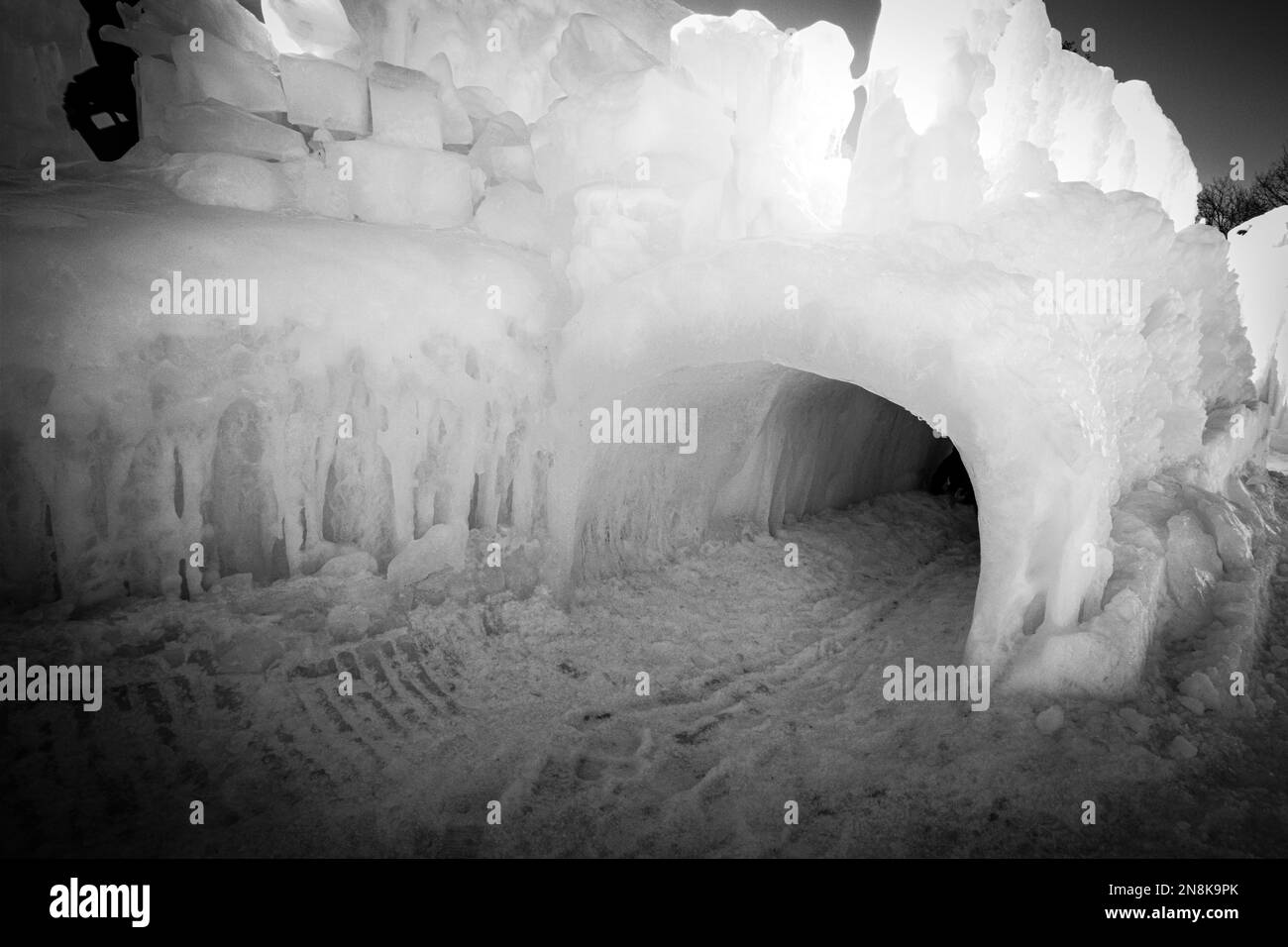 Das sind Eisstrukturen bei einem Wintereisfestival in Lake George. Diese Gänge sind durch dicke Eisschichten gemeist. Stockfoto