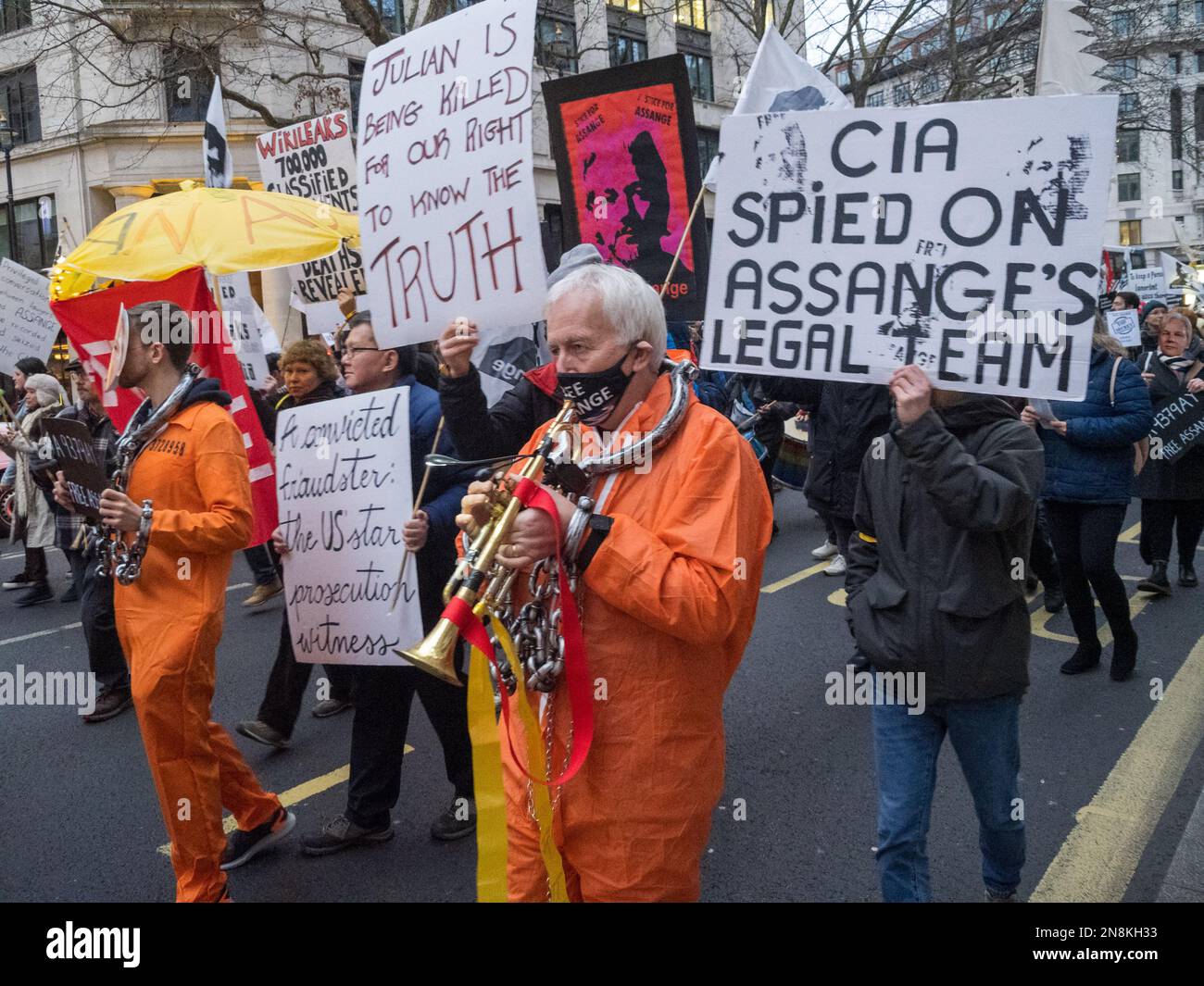 London, Großbritannien. 11. Februar 2923 Die Kampagne „Do not extradite Assange“ traf sich in Lincoln's Inn Fields zu einer Nachtschwärzung durch London und forderte die Ablehnung der Auslieferung von Julian Assange in die USA, wo er unter harten Bedingungen lebenslänglich inhaftiert werden musste, die sein Leben bedrohen würden, und für seine sofortige Freilassung. Assange ist ein Journalist, der Details über Verbrechen von anderen veröffentlicht hat, nicht von einem Kriminellen. Peter Marshall/Alamy Live News Stockfoto