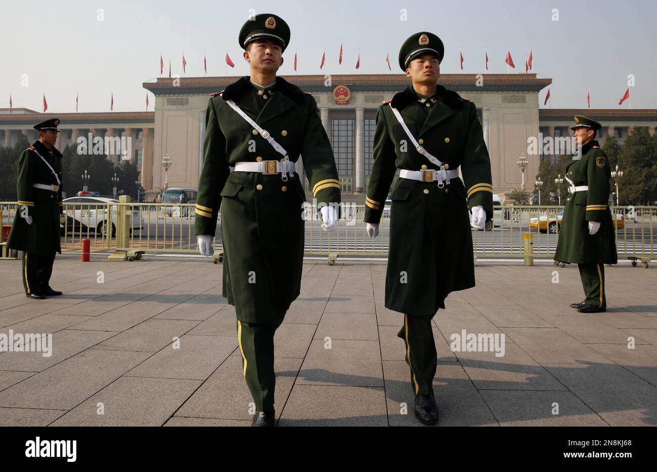 Chinese paramilitary policemen march near the Great Hall of the People where China's new leaders wait to be introduced at a press event, a day after the closing of the 18th Communist Party Congress in Beijing Thursday, Nov. 15, 2012. (AP Photo/Ng Han Guan) Stockfoto