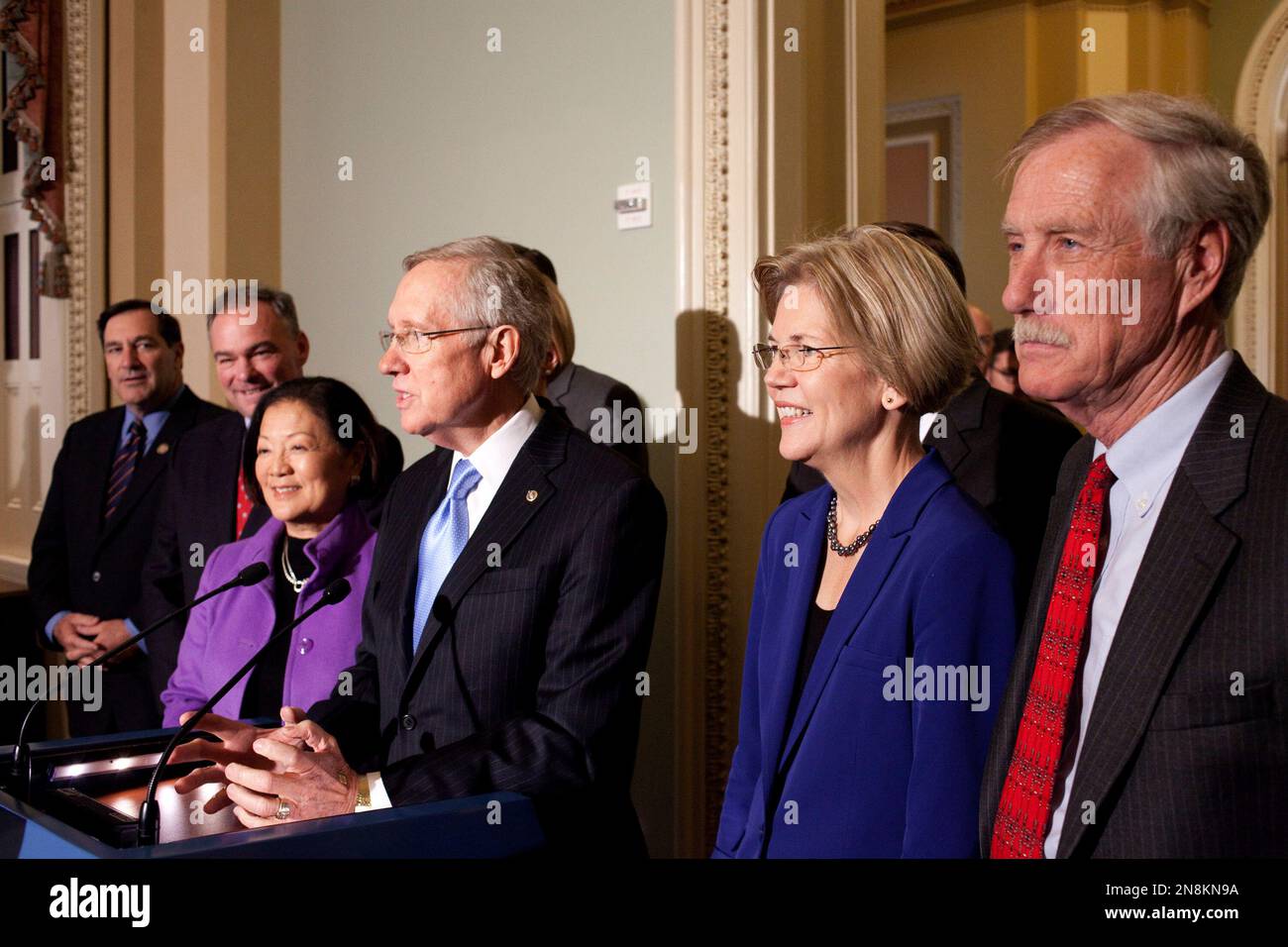Senate Majority Leader Harry Reid of Nev., center. accompanied by incoming Senate Democrats, speaks during a news conference on Capitol Hill in Washington, Wednesday, Nov. 14, 2012. From left are, Sen.-elect Joe Donnelly, D-Ind., Sen.-elect Tim Kaine, D- Va., Sen.-elect, current Rep. Mazie Hirono, D-Hawaii, Reid, Sen.-elect Elizabeth Warren, D-Mass.,and Sen. -elect Angus King, I-Maine, who will caucus with the Democrats. (AP Photo/Harry Hamburg) Stockfoto