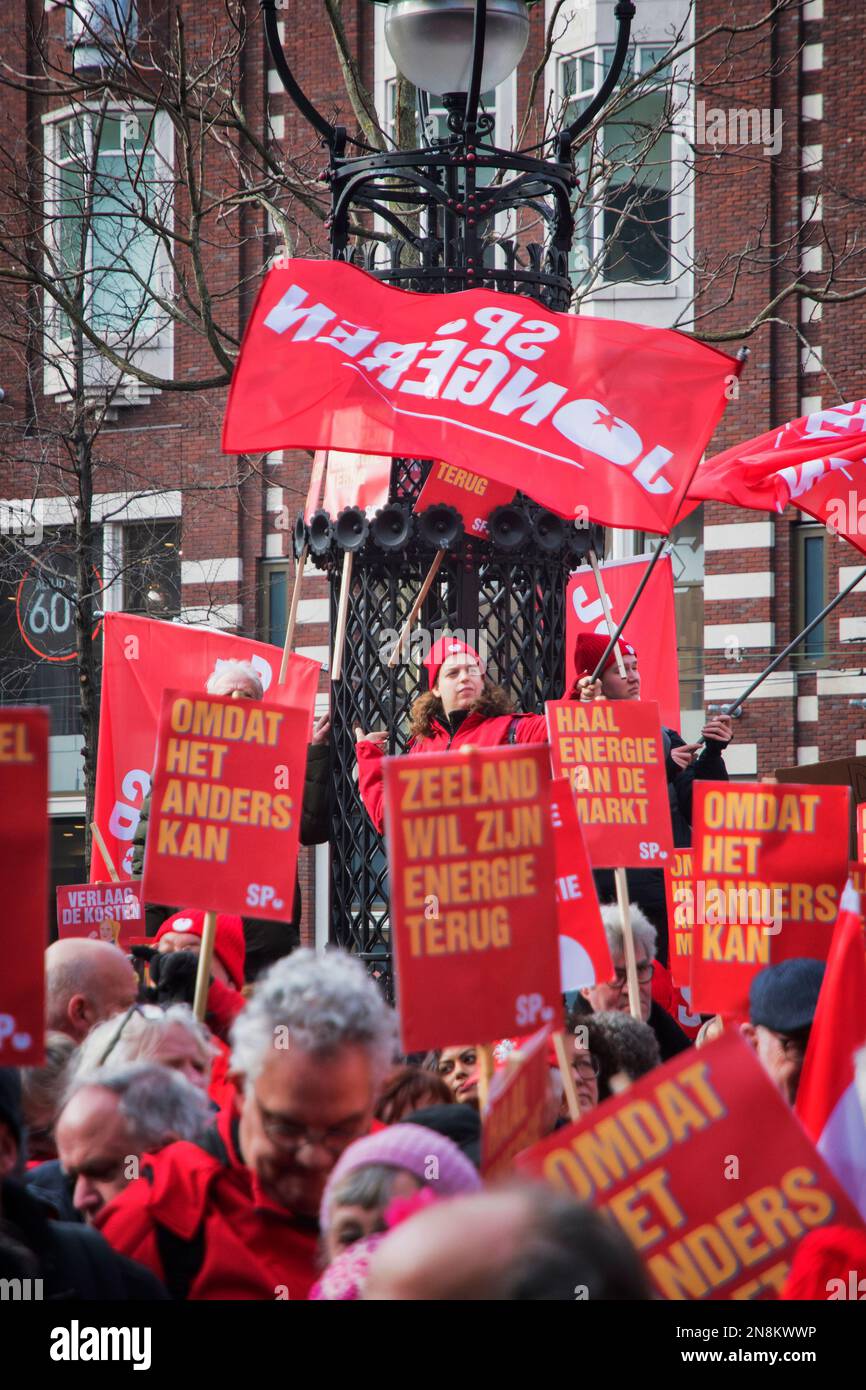 02-11-2023. Amsterdam Niederlande. Die niederländische sozialistische Partei SP protestierte gegen hohe Energiepreise. Sie will die Verstaatlichung der Energieunternehmen und ihre Verdrängung von den Aktienmärkten. Sie lehnt auch eine Änderung des niederländischen Rentensystems ab Stockfoto
