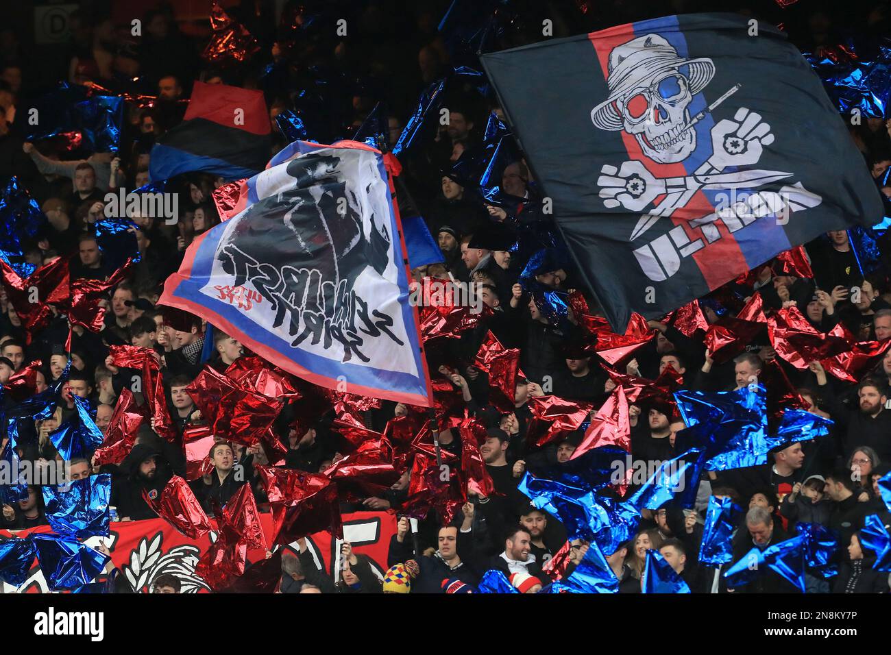 London, Großbritannien. 11. Februar 2023. Die Fans des Crystal Palace wecken vor dem Anstoß während des Premier League-Spiels zwischen Crystal Palace und Brighton und Hove Albion im Selhurst Park, London, England am 11. Februar 2023 Flaggen. Foto von Carlton Myrie. Nur redaktionelle Verwendung, Lizenz für kommerzielle Verwendung erforderlich. Keine Verwendung bei Wetten, Spielen oder Veröffentlichungen von Clubs/Ligen/Spielern. Kredit: UK Sports Pics Ltd/Alamy Live News Stockfoto