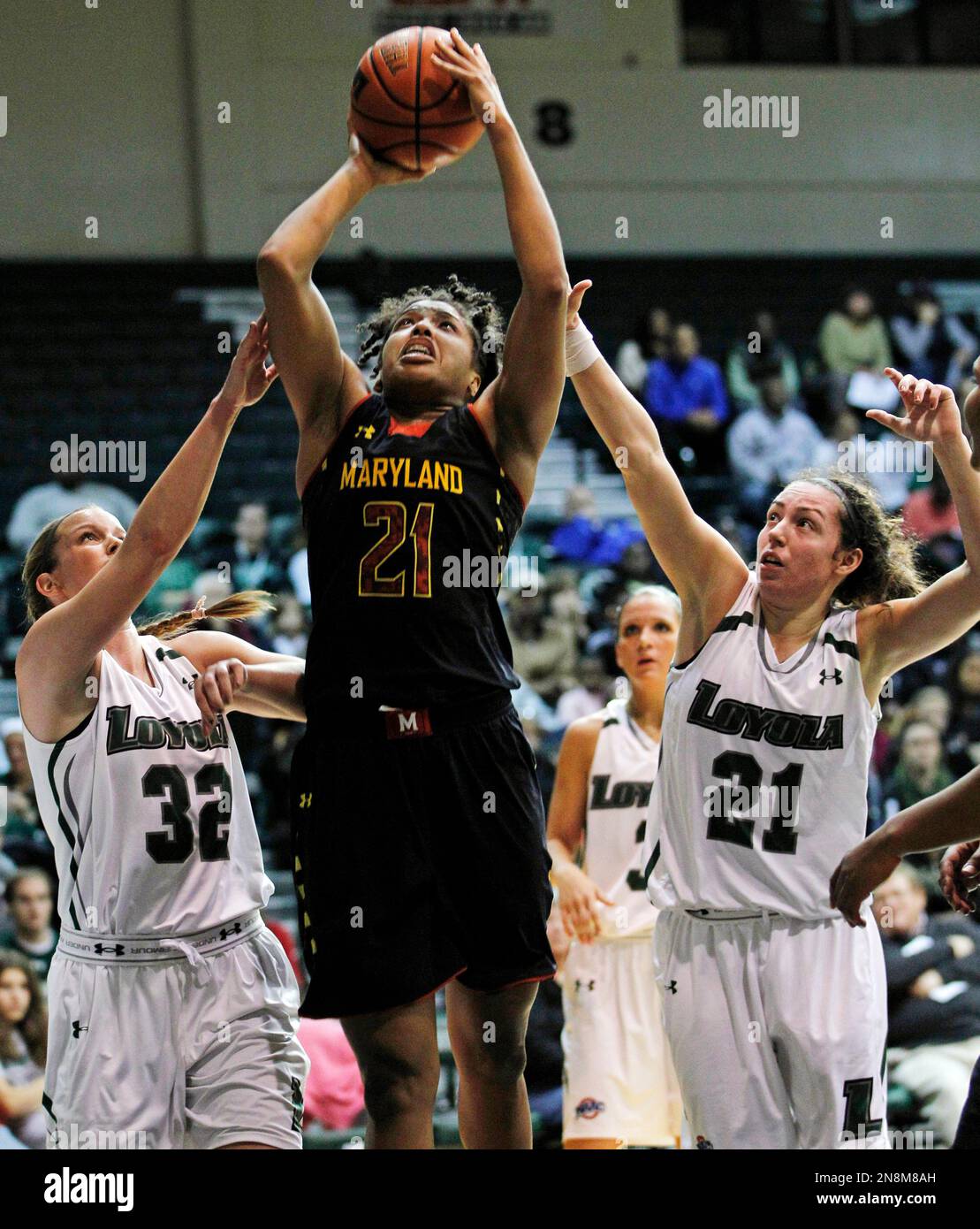 Maryland’s Tianna Hawkins (21) shoots between Loyola’s Katie Sheahin (21) and Steph Smith (32) during the first half of an NCAA college basketball game, Sunday, Nov. 11, 2012, in Baltimore. (AP Photo/Jose Luis Magana) Stockfoto