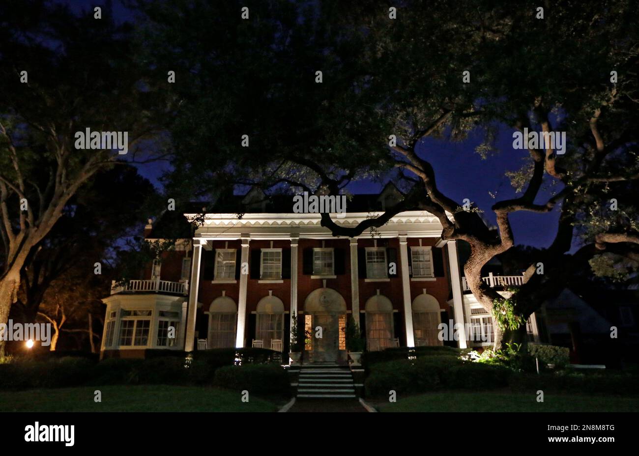 This photo taken Sunday, Nov. 11, 2012 shows the home of Jill Kelley in Tampa, Fla. Jill Kelley is identified as the woman who received threatening emails from Gen. David Petraeus' paramour, Paula Broadwell. She serves as an unpaid social liaison to MacDill Air Force Base in Tampa, where the military's Central Command and Special Operations Command are located. (AP Photo/Chris O'Meara) Stockfoto