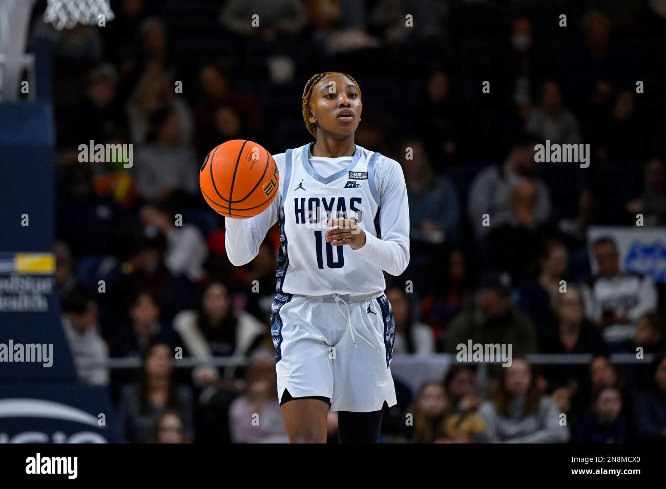 Georgetown guard Kennedy Fauntleroy (10) brings the ball upcourt during the second half of an NCAA college basketball game against UConn, Saturday, Feb. 11, 2023, in Washington. (AP Photo/Terrance Williams) Stockfoto