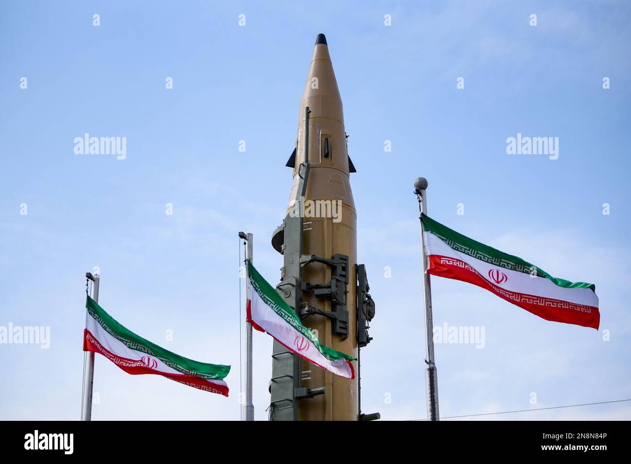 Teheran, Iran. 11. Februar 2023. Die im Iran gebauten Raketen, Sejjil, werden während der jährlichen Rallye zum Gedenken an die Islamische Revolution des Iran von 1979 gezeigt. (Foto: Sobhan Farajvan/Pacific Press) Kredit: Pacific Press Media Production Corp./Alamy Live News Stockfoto