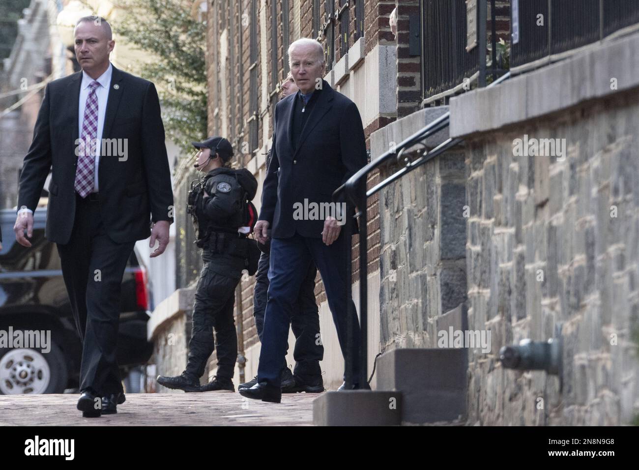 Washington, Usa. 11. Februar 2023. US-Präsident Joe Biden verlässt den Gottesdienst an der Holy Trinity Catholic Church in Washington, D.C. am Samstag, den 11. Februar 2023. Foto: Chris Kleponis/UPI Credit: UPI/Alamy Live News Stockfoto