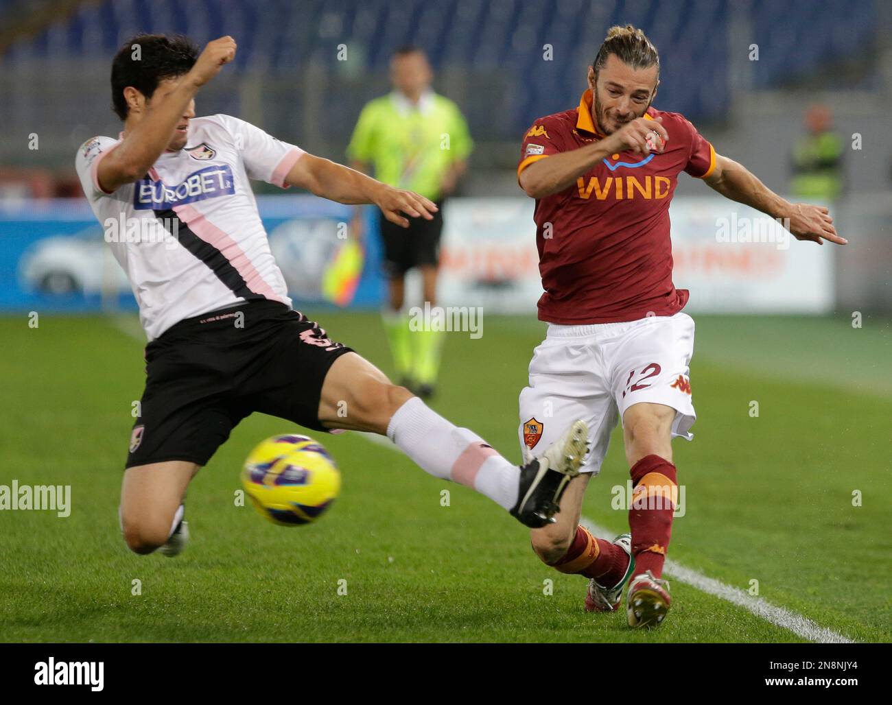 Palermo defender Ezequiel Munoz, of Argentina, left, challenges AS Roma defender Federico Balzaretti during a Serie A socccer match between As Roma and Palermo, at Rome's Olympic stadium, Sunday, Nov. 4, 2012. (AP Photo/Andrew Medichini) Stockfoto