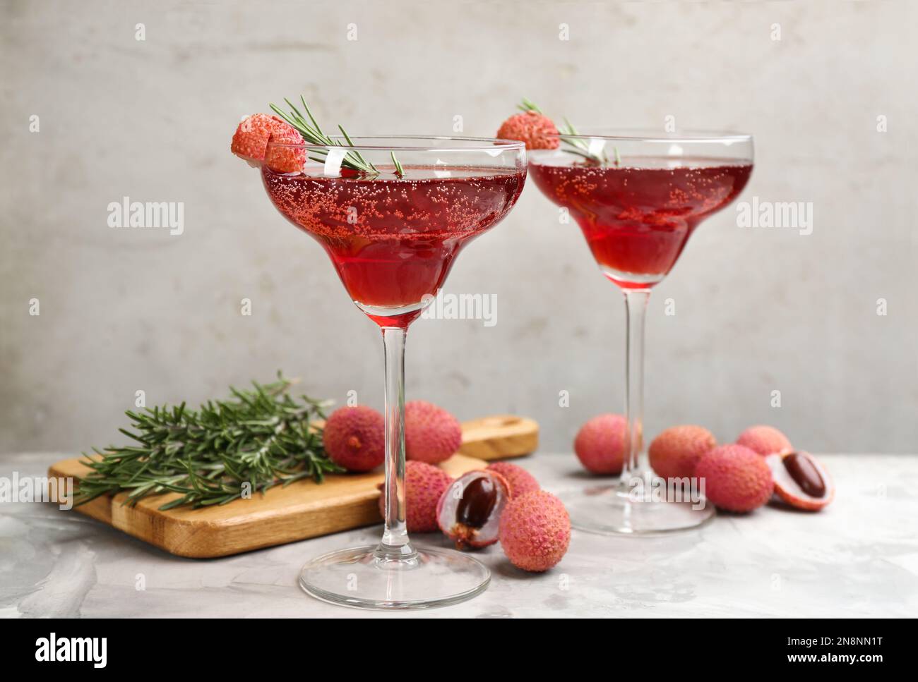 Lychee-Cocktail auf grauem Marmortisch. Exotisches Getränk Stockfoto