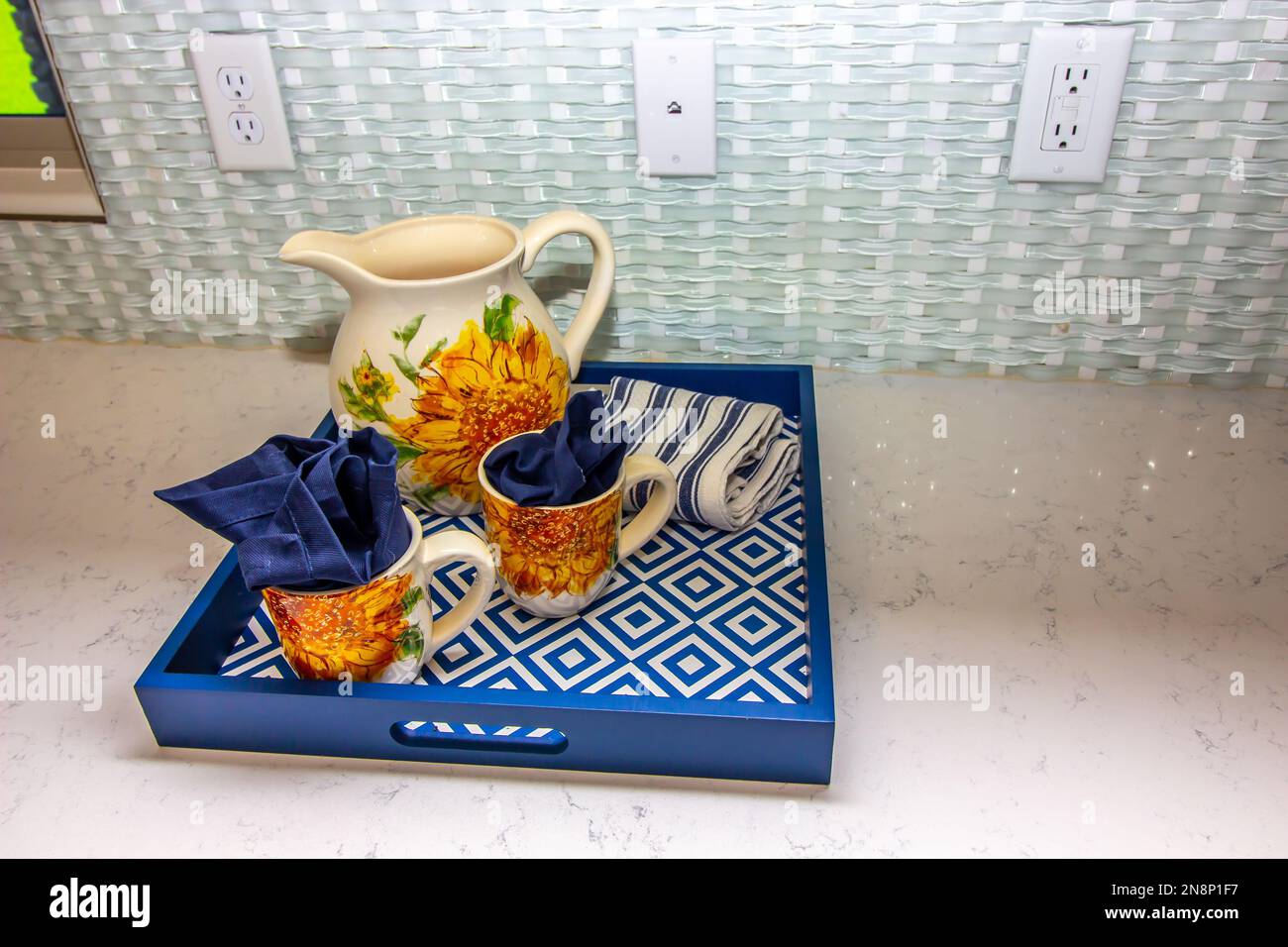 Blaues Holztablett Mit Pitcher Und Kaffeebechern Stockfoto