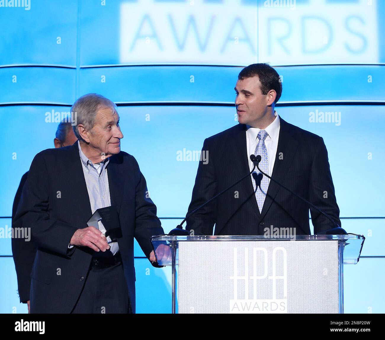 From left, honoree Ray Dolby is congratulated by son David Dolby during the 2012 Hollywood Post Alliance awards at the Skirball Center on Thursday, Nov. 1, 2012, in Los Angeles, Calif. (Photo by Ryan Miller/Invision/AP) Stockfoto