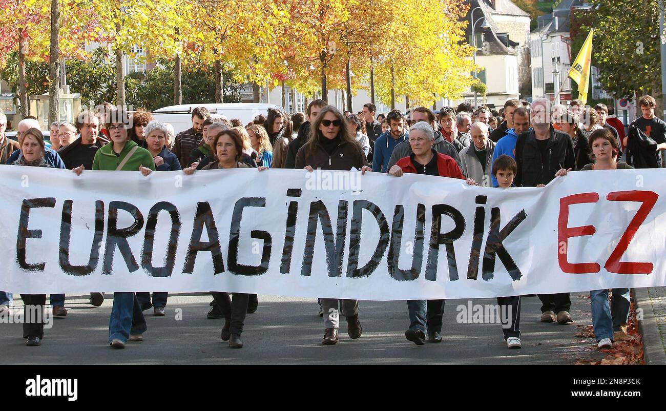 Demonstrators hold a banner which reads, "No the European arrest warrant" during a protest against the extradition to Spain of French Basque activist Aurore Martin, in Mauleon, southwestern France, Friday, Nov. 2, 2012. Martin, a French woman, was extradited on Friday to Spain for her work with a pro-independence Basque movement that is legal in France but illegal across the border. (AP Photo/Bob Edme) Stockfoto