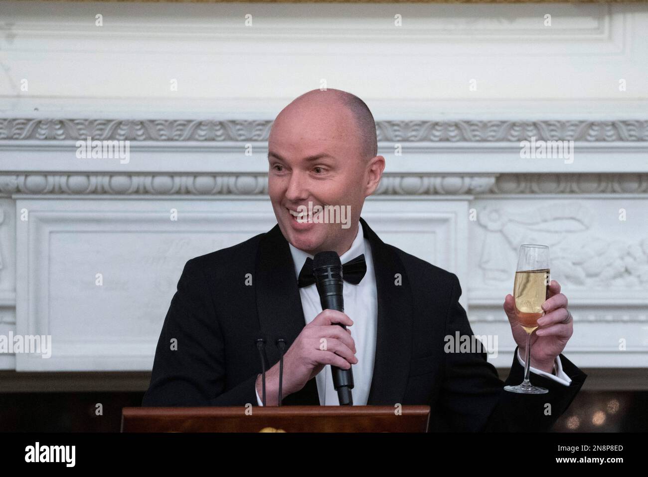 Utah Gouverneur Spencer Cox spricht anlässlich der Begrüßung der Gouverneure und ihrer Ehepartner zum Abendessen im Weißen Haus während des Wintertreffens der National Governors Association am 11. Februar 2023 in Washington, DC, an. Kredit: Chris Kleponis / Pool über CNP Kredit: Abaca Press/Alamy Live News Stockfoto