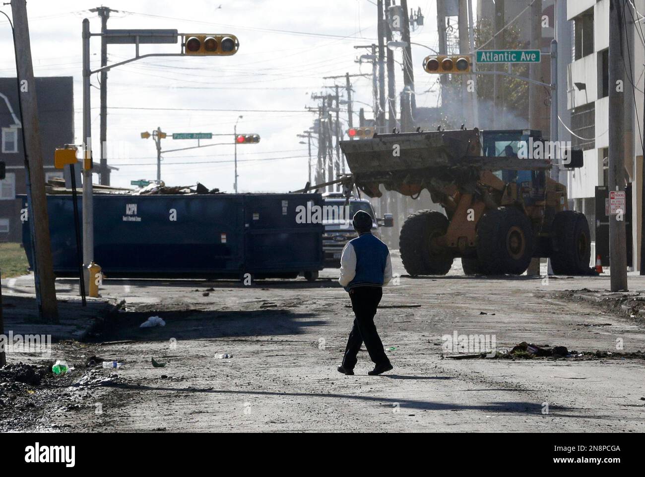 A man walks down a street as workers clear debris from superstorm Sandy in Atlantic City, N.J., Wednesday, Oct. 31, 2012. Sandy, the storm that made landfall Monday, caused multiple fatalities, halted mass transit and cut power to more than 6 million homes and businesses. (AP Photo/Patrick Semansky) Stockfoto