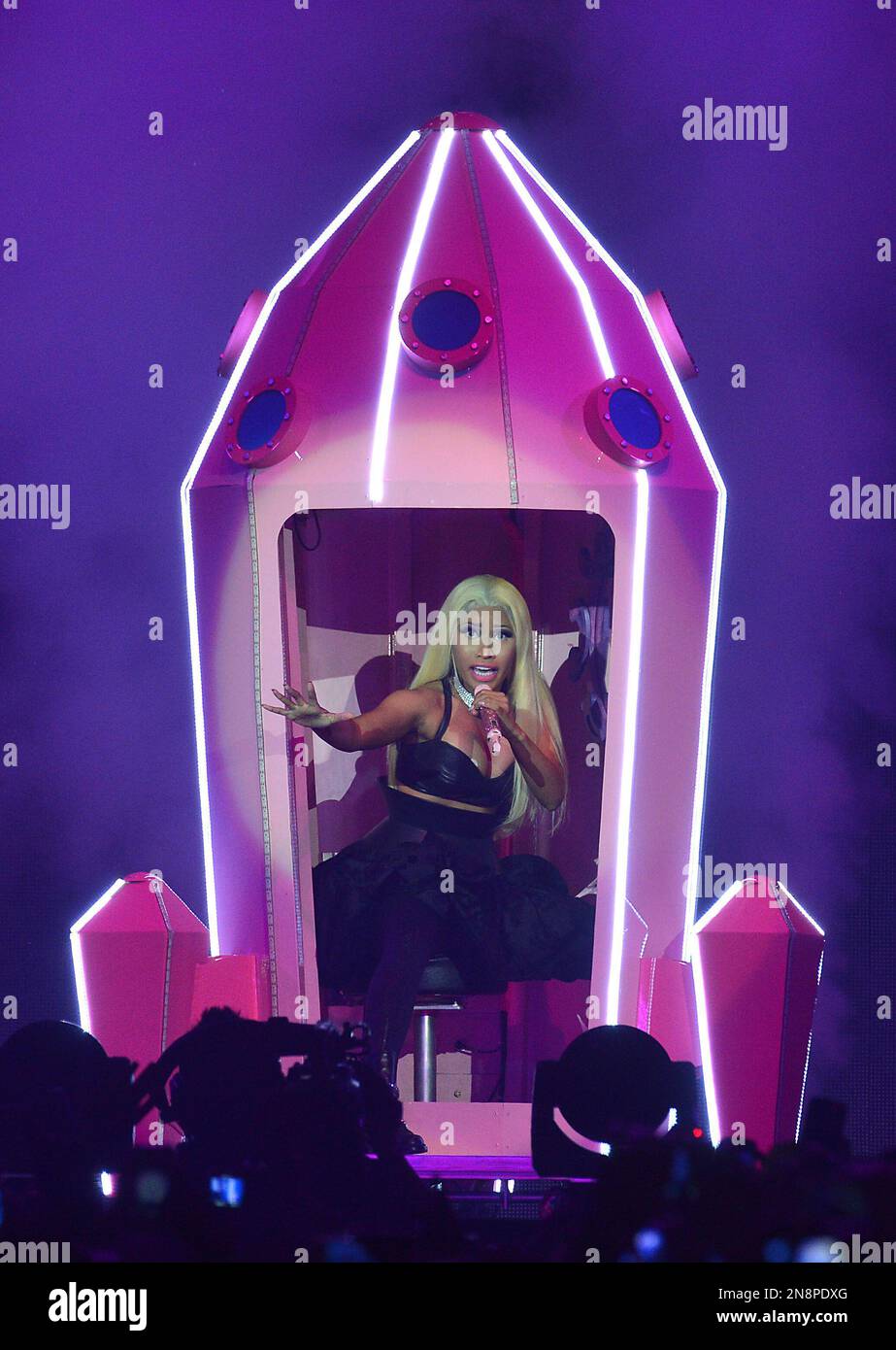 U.S. singer Nicki Minaj performs on stage to promote the release of her second album "Pink Friday: Roman Reloaded" at the O2, London, Tuesday, Oct. 30, 2012. (AP Photo/Invision, Mark Allan) Stockfoto