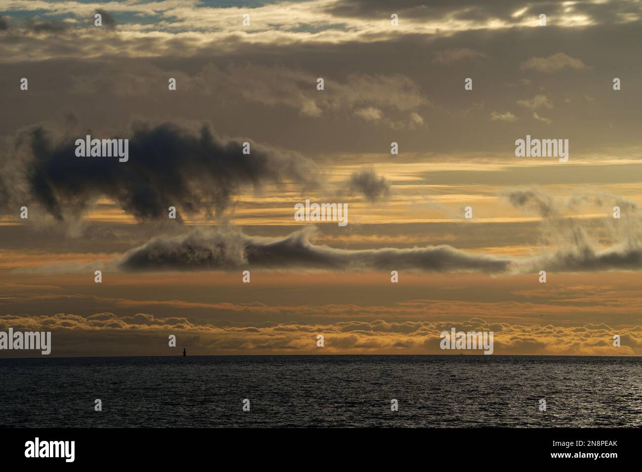 Sonnenaufgang über der Meerenge des Pazifiks. Stockfoto