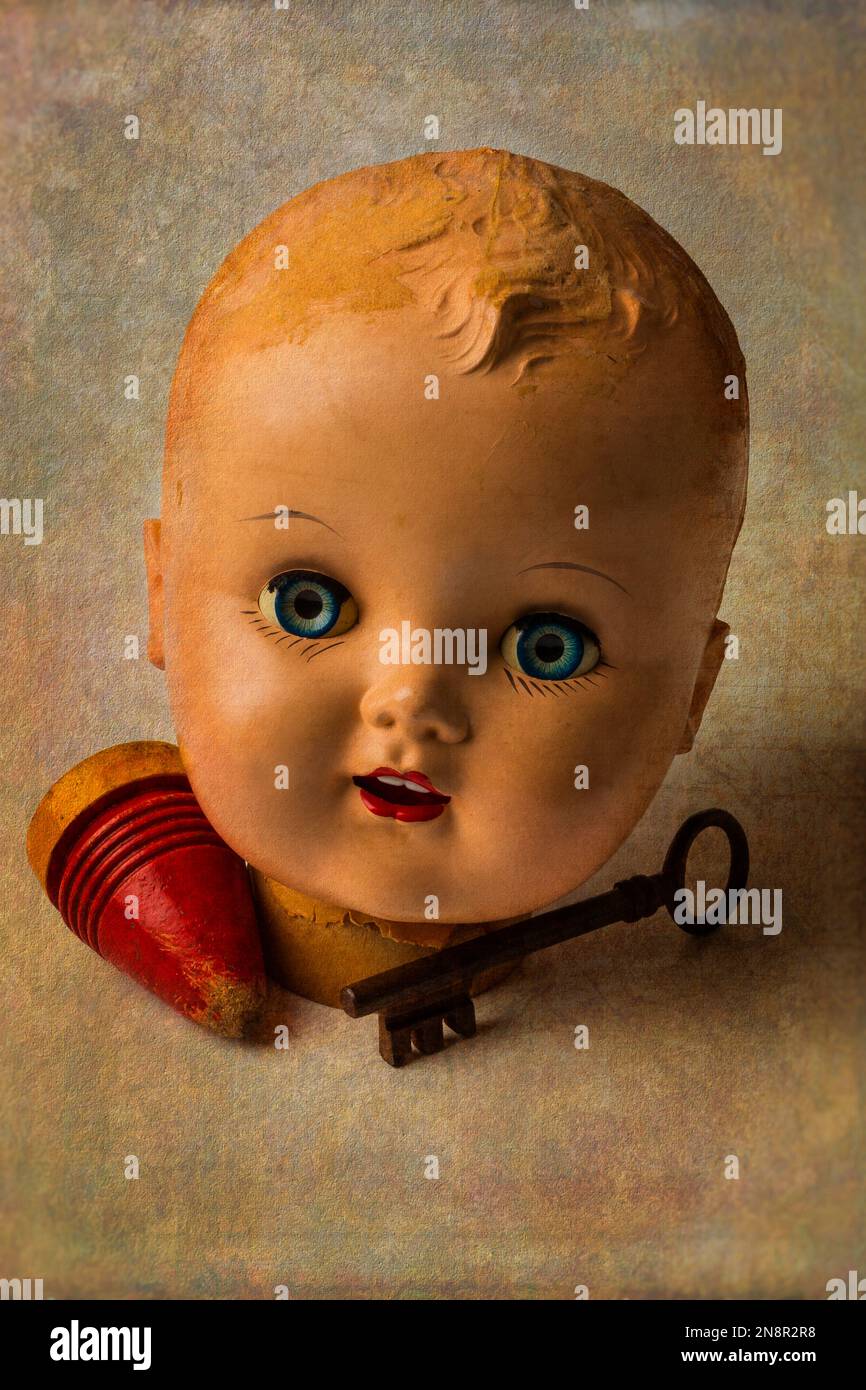 Alter Baby Puppenkopf Stockfoto