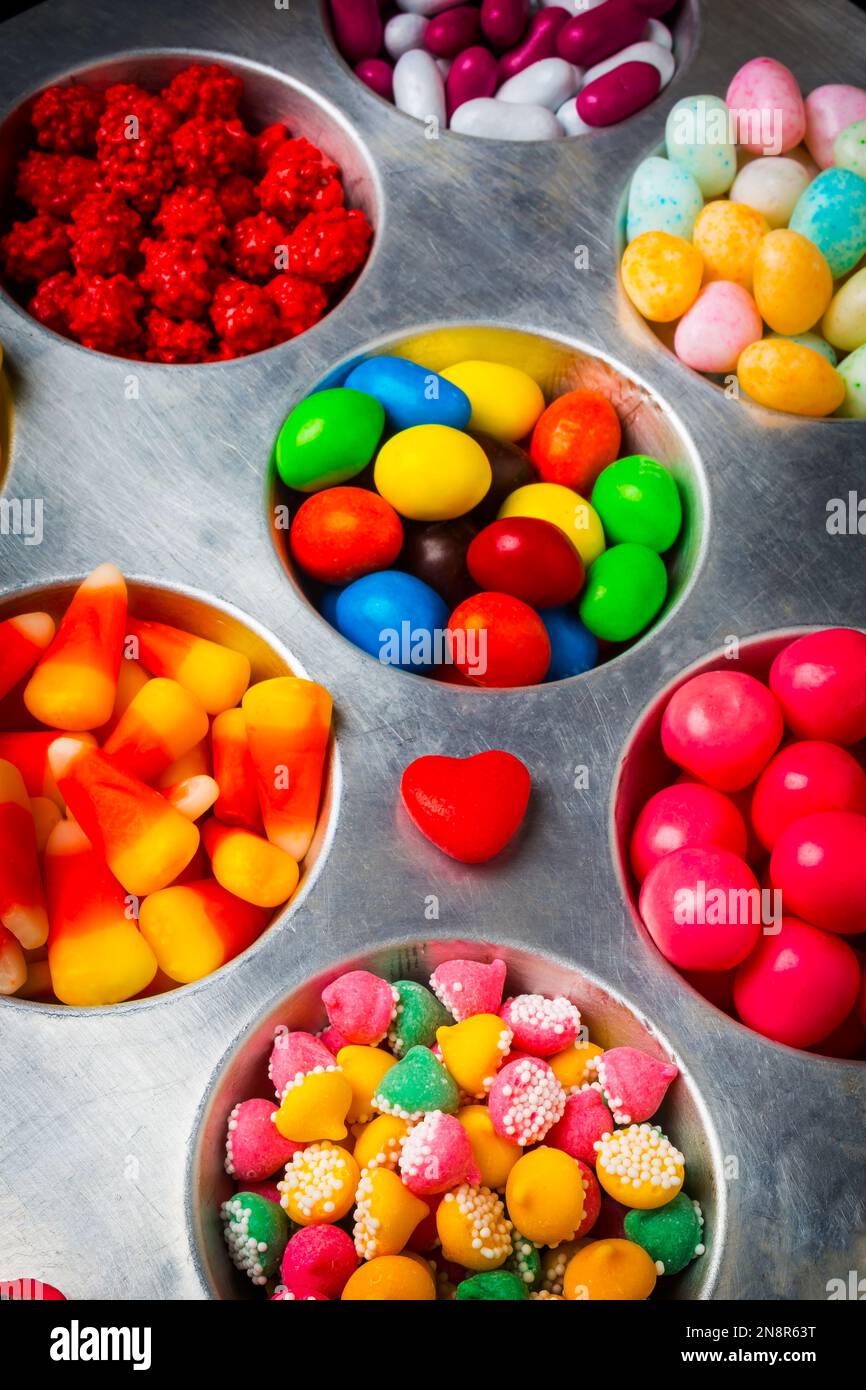 Süßwarenherz Und Tablett Voller Süßigkeiten Stockfoto