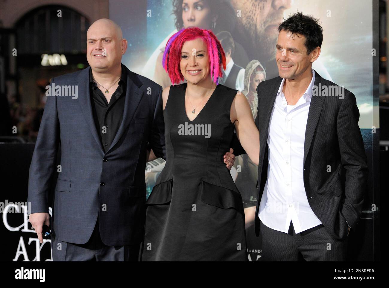 Andy Wachowski, left, Lana Wachowski, center, and Tom Tykwer, co-writers and co-directors of "Cloud Atlas," pose together at the premiere of the film at Grauman's Chinese Theatre on Wednesday, Oct. 24, 2012, in Los Angeles. (Photo by Chris Pizzello/Invision/AP) Stockfoto