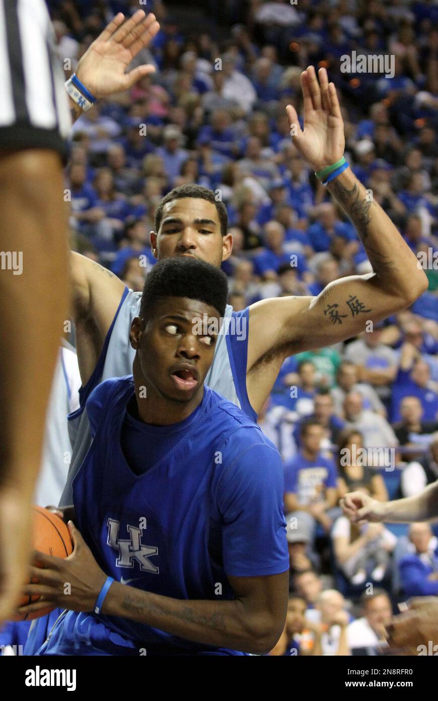 Blue squad's Nerlens Noel, bottom, is pressured by White squad's Willie Cauley-Stein during Kentucky's NCAA college basketball Blue-White scrimmage at Rupp Arena in Lexington, Ky., Wednesday, Oct. 24, 2012. (AP Photo/James Crisp) Stockfoto