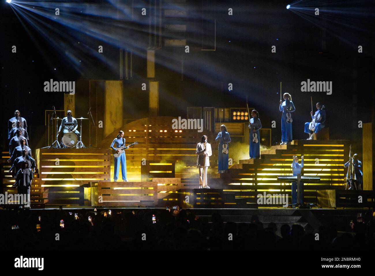 London, Großbritannien. 11. Februar 2023 CAT Burns tritt bei den Brit Awards 2023 in der 02 Arena in London auf. Foto: Samstag, 12. Februar 2023. Das Foto sollte lauten: Matt Crossick/Empics/Alamy Live News. NUR REDAKTIONELLE VERWENDUNG. KEINE WERBUNG Stockfoto