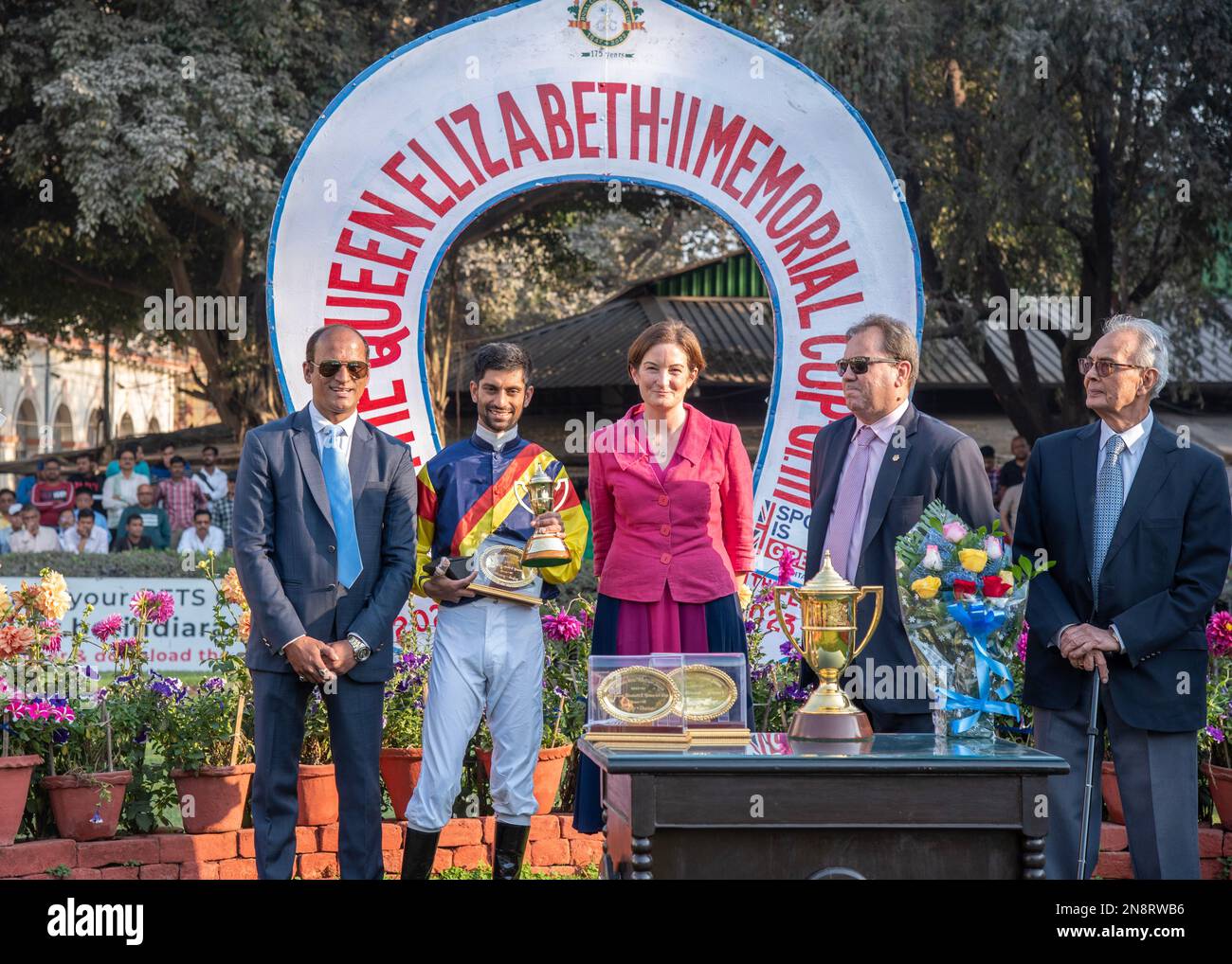 Kalkutta, Indien. 12. Februar 2023. Der Queen Elizabeth II Memorial Cup (Gr.3) 2023 findet am 11. Februar 2023 im Royal Calcutta Turf Club, Kalkutta, Indien, statt. Christina Scott Stellvertretende hohe Kommissarin in Indien überreicht Trophäe an Gewinner P.Trevor (Foto von Amlan Biswas/Pacific Press) Kredit: Pacific Press Media Production Corp./Alamy Live News Stockfoto