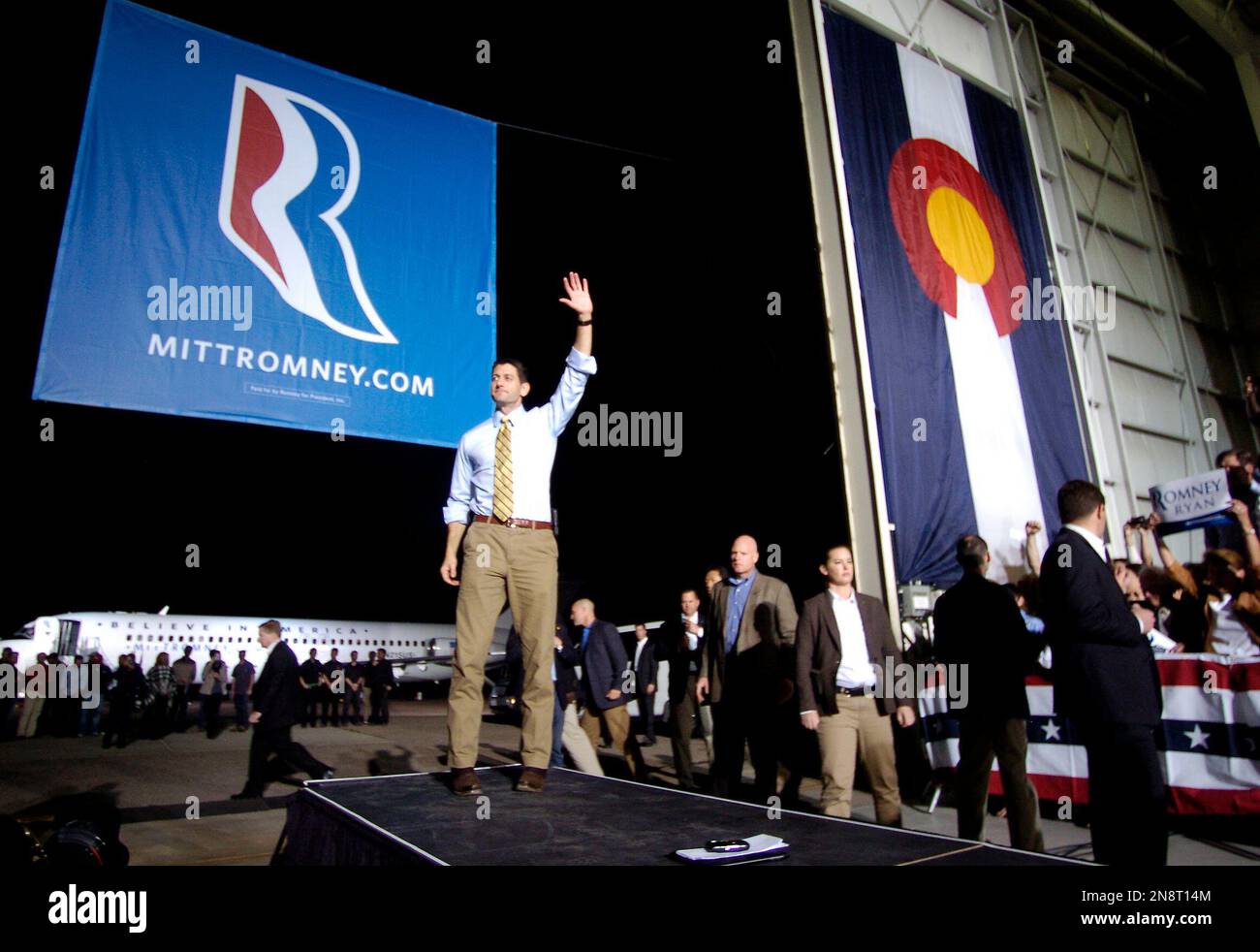 Republican vice presidential candidate, U.S. Rep. Paul Ryan, R-Wis., waves goodbye to hundreds of supporters at the Colorado Jet Center in Colorado Springs, Colo. on Sunday, Oct. 21, 2012 during a campaign stop. (AP Photo/Bryan Oller) Stockfoto