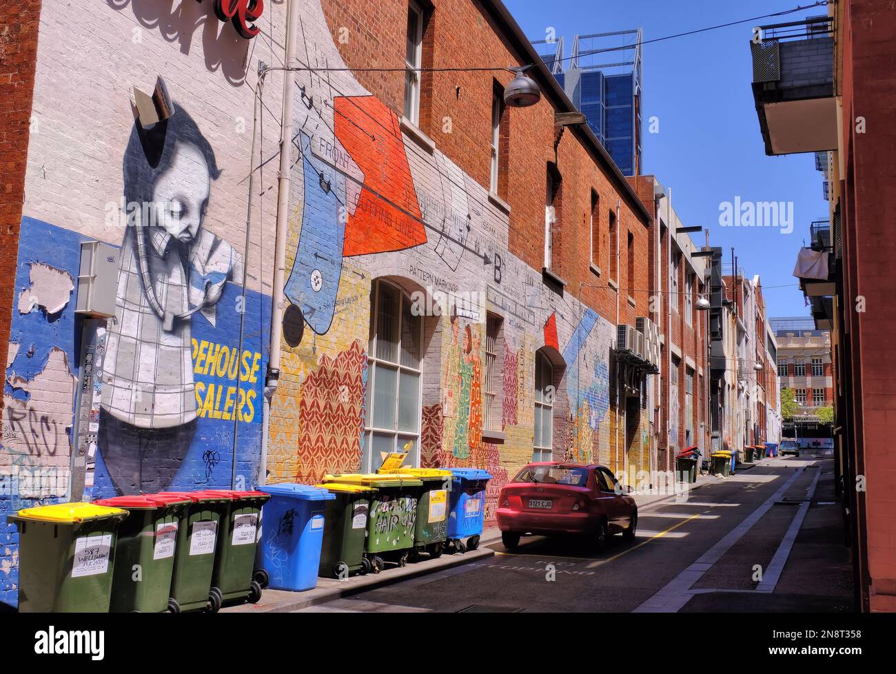 Perth: Straßenkunst von lokalen Künstlern und Mülltonnen in der Prince Lane des zentralen Geschäftsviertels von Perth und Teil des BHP-Hochhauses, WA Stockfoto