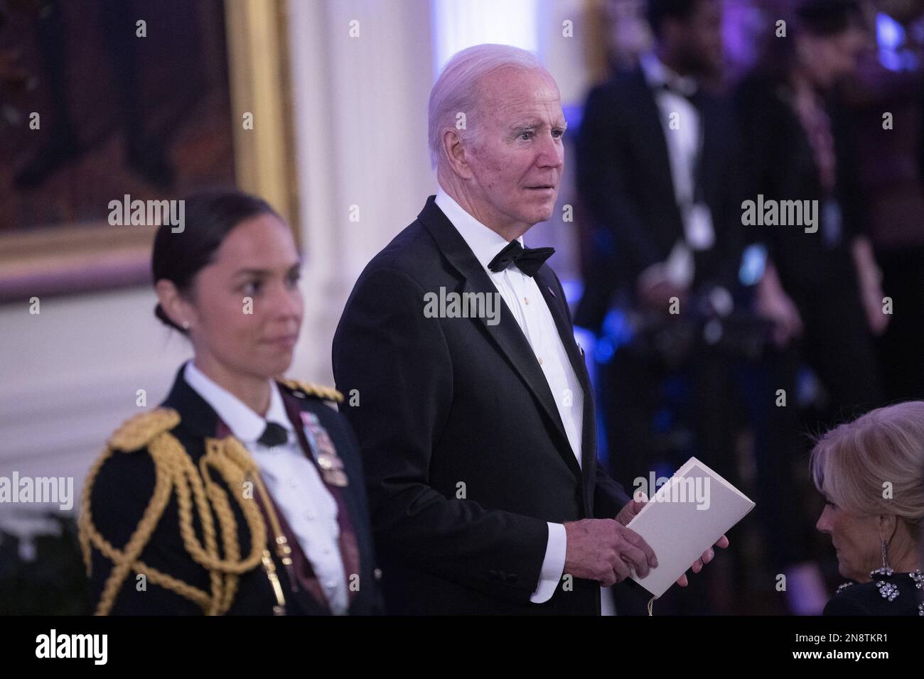 Washington, Usa. 11. Februar 2023. US-Präsident Joe Biden kommt zu einer After-Dinner-Party für Gouverneure und ihre Ehepartner im Weißen Haus während des Wintertreffens der National Governors Association in Washington, DC am Samstag, den 11. Februar 2023. Anmerkung: Das Zimmer war mit magentafarbenem Licht beleuchtet. Foto: Chris Kleponis/UPI Credit: UPI/Alamy Live News Stockfoto