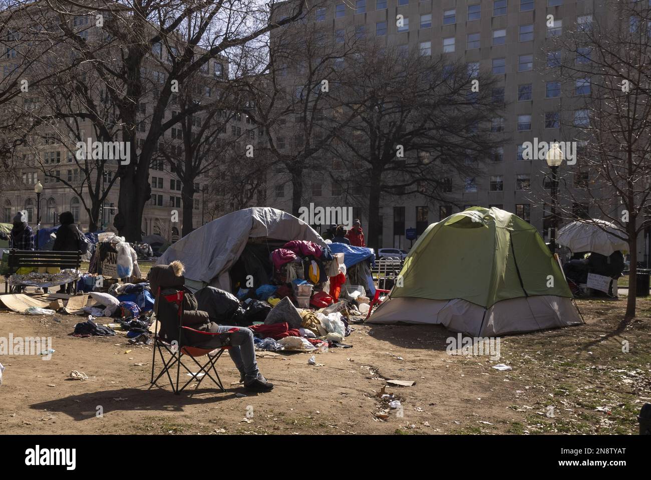 Washington, Usa. 11. Februar 2023. Der DC-Stadtrat Robert White (D-at Large) bittet den National Park Service, seine Pläne zur Räumung des großen Obdachlosenlagers am McPherson Square am 15. Februar 2023 in Washington, DC, am Samstag, den 11. Februar, zu verschieben. Foto: Ken Cedeno/UPI Credit: UPI/Alamy Live News Stockfoto