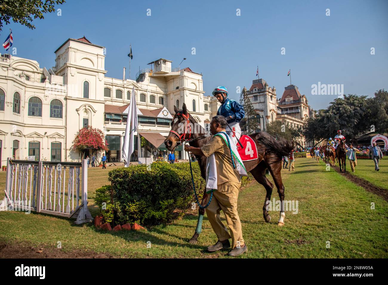 Kalkutta, Westbengalen, Indien. 12. Februar 2023. Der Queen Elizabeth II Memorial Cup (Gr.3) 2023 findet am 11. Februar 2023 im Royal Calcutta Turf Club, Kalkutta, Indien, statt (Kreditbild: © Amlan Biswas/Pacific Press via ZUMA Press Wire), NUR REDAKTIONELLE VERWENDUNG! Nicht für den kommerziellen GEBRAUCH! Stockfoto