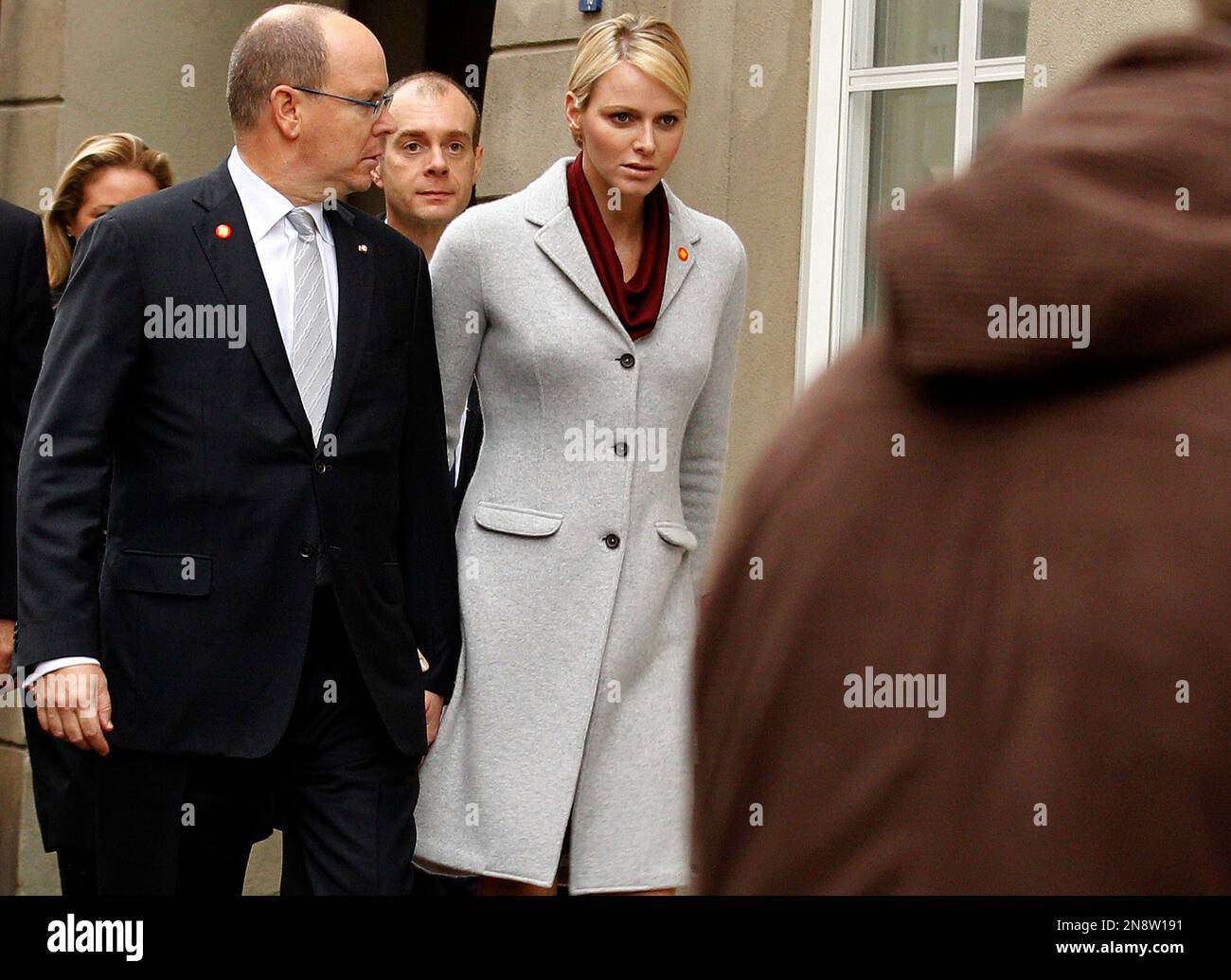 Prince Albert II of Monaco, left, and Princess Charlene of Monaco walk in the old town of Vilnius, Lithuania, Tuesday, Oct. 16, 2012. (AP Photo/Mindaugas Kulbis) Stockfoto