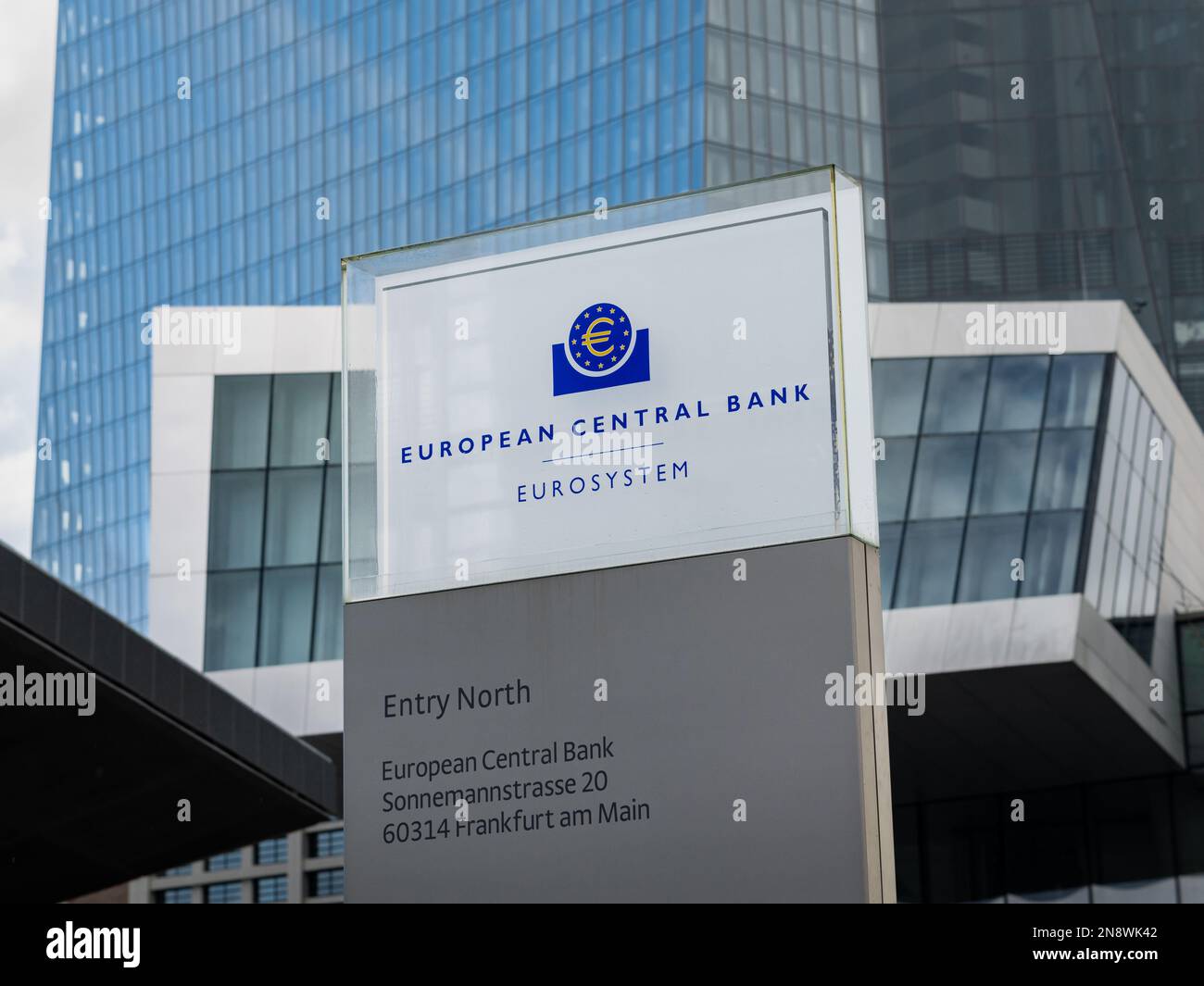 Europäische Zentralbank Eingangsschild des Eintritts nach Norden. Geldpolitische Institution für das Eurosystem. Das EZB-Turmgebäude befindet sich im Hintergrund. Stockfoto