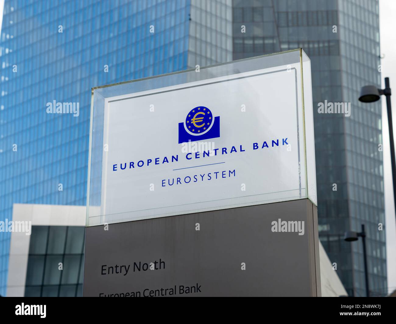 Schild der Europäischen Zentralbank am Eingang vor dem Wolkenkratzer. Symbol der EZB. Wichtige Geldinstitute im Eurosystem. Stockfoto