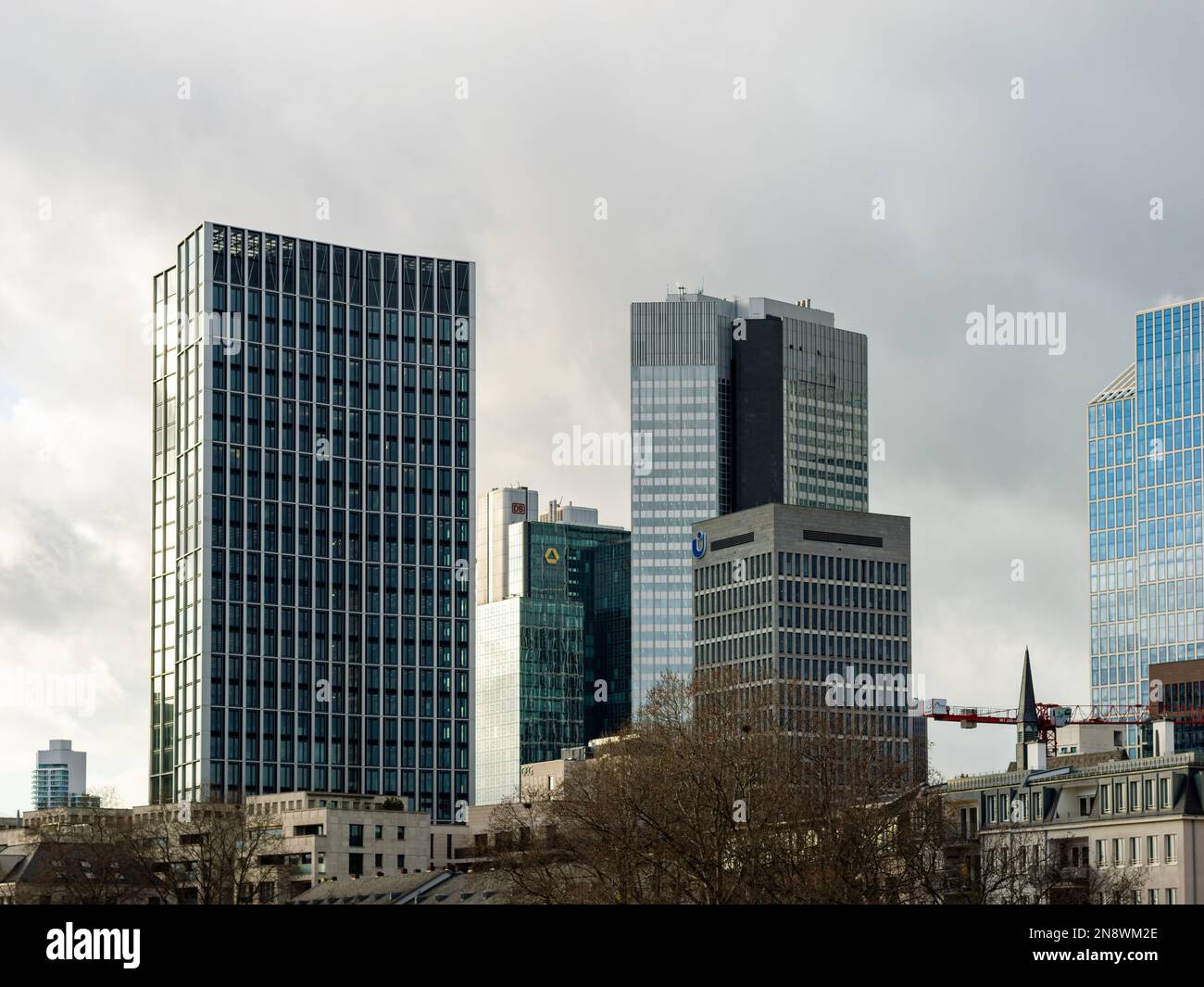 Der Wolkenkratzer des Bankenviertels. Moderne Bürogebäude vor einem bedeckten Himmel. Logo der Commerzbank und der Union Investment auf der Fassade Stockfoto